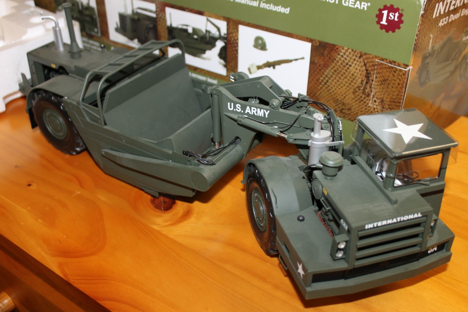 First gear International US Army Pay Scraper in BOX 1:25- Construction Truck