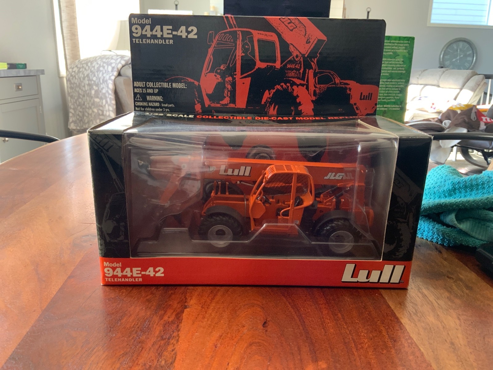 JLG 944E-42 Telehandler 1:32 Scale Diecast Model Series 1 Telescoping Forklift