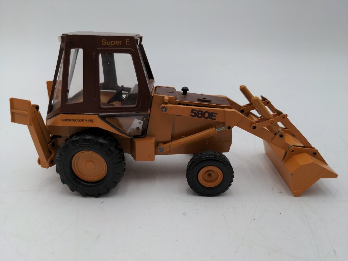 Conrad 2933 1:35 Scale Diecast Case 580E Backhoe Loader/Box