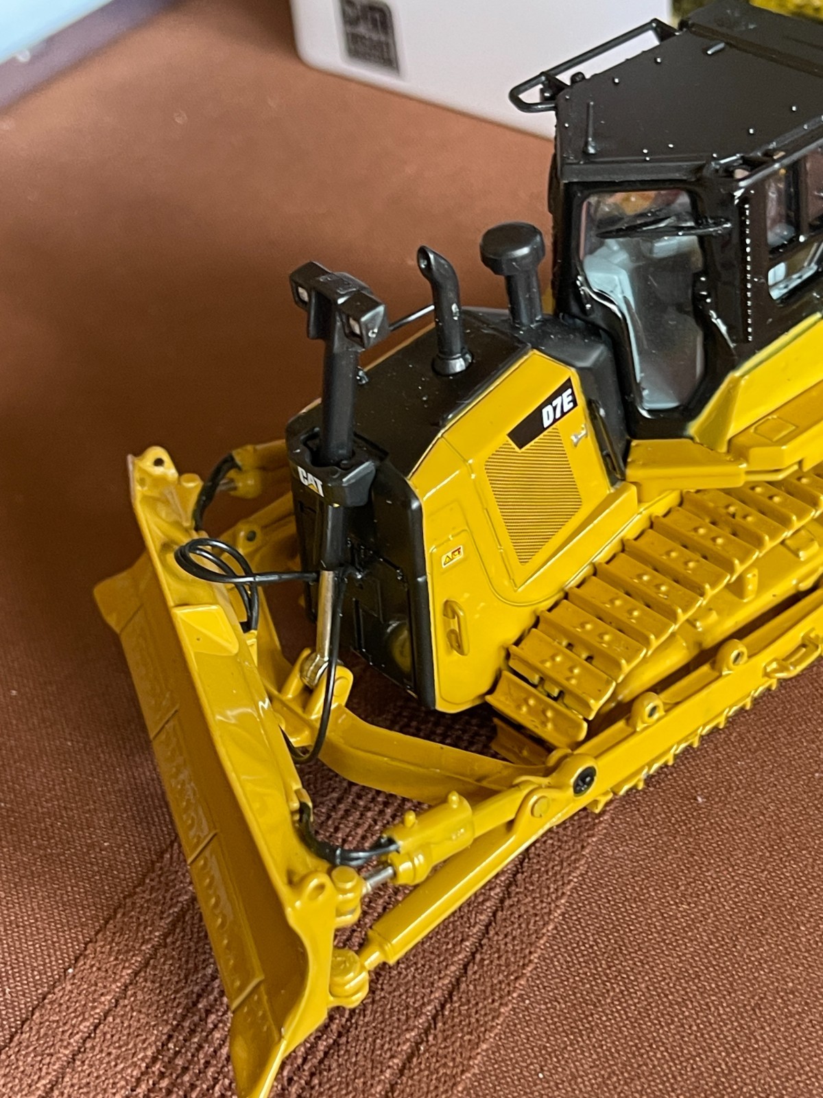 DM Cat D7E Track-Type Tractor Pipeline Configuration Diecast Master 85555 1:50