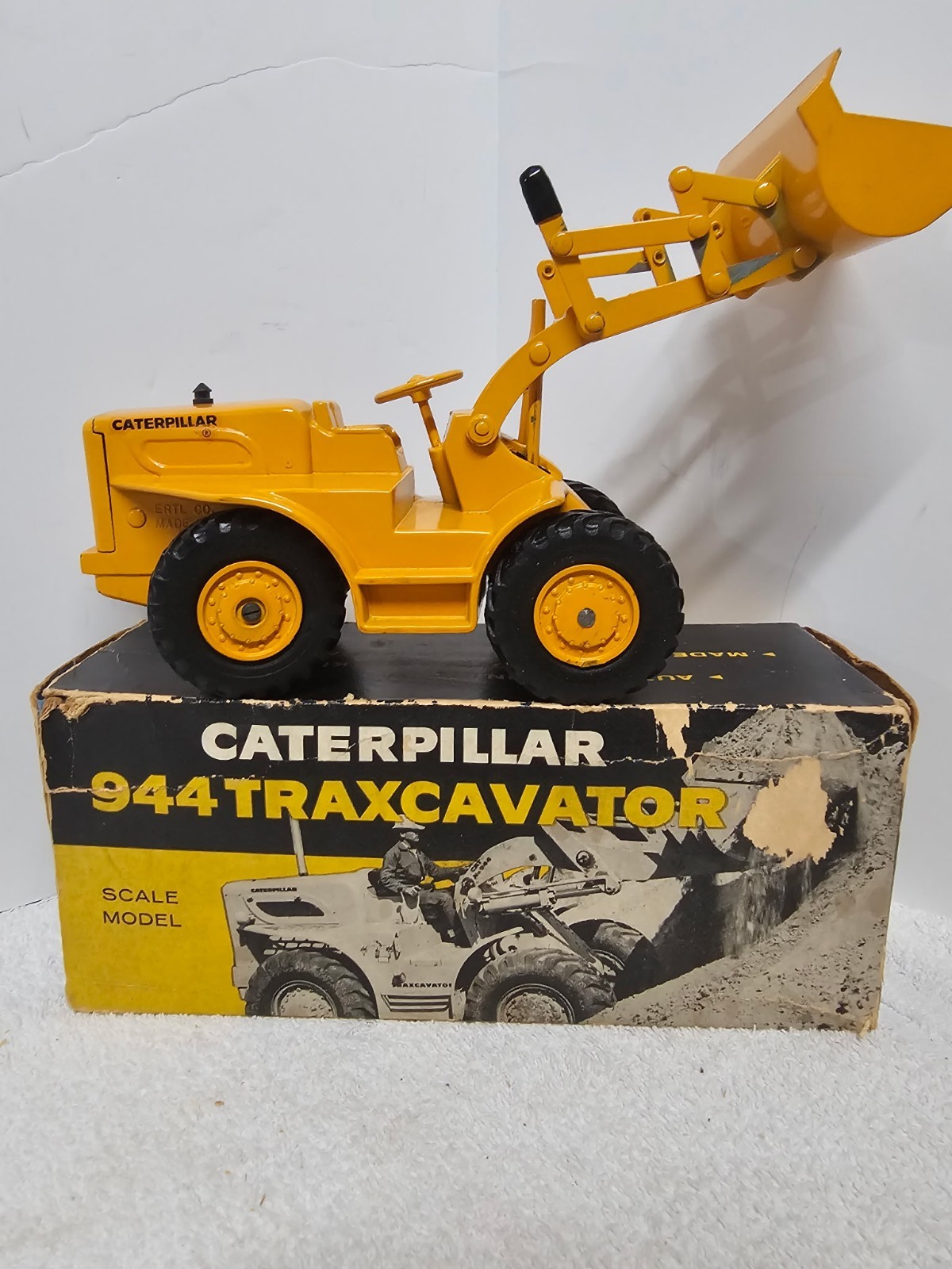 Vintage 1960s ERTL Caterpillar 944 Traxcavator 1:24 Diecast Loader w/ Box EUC