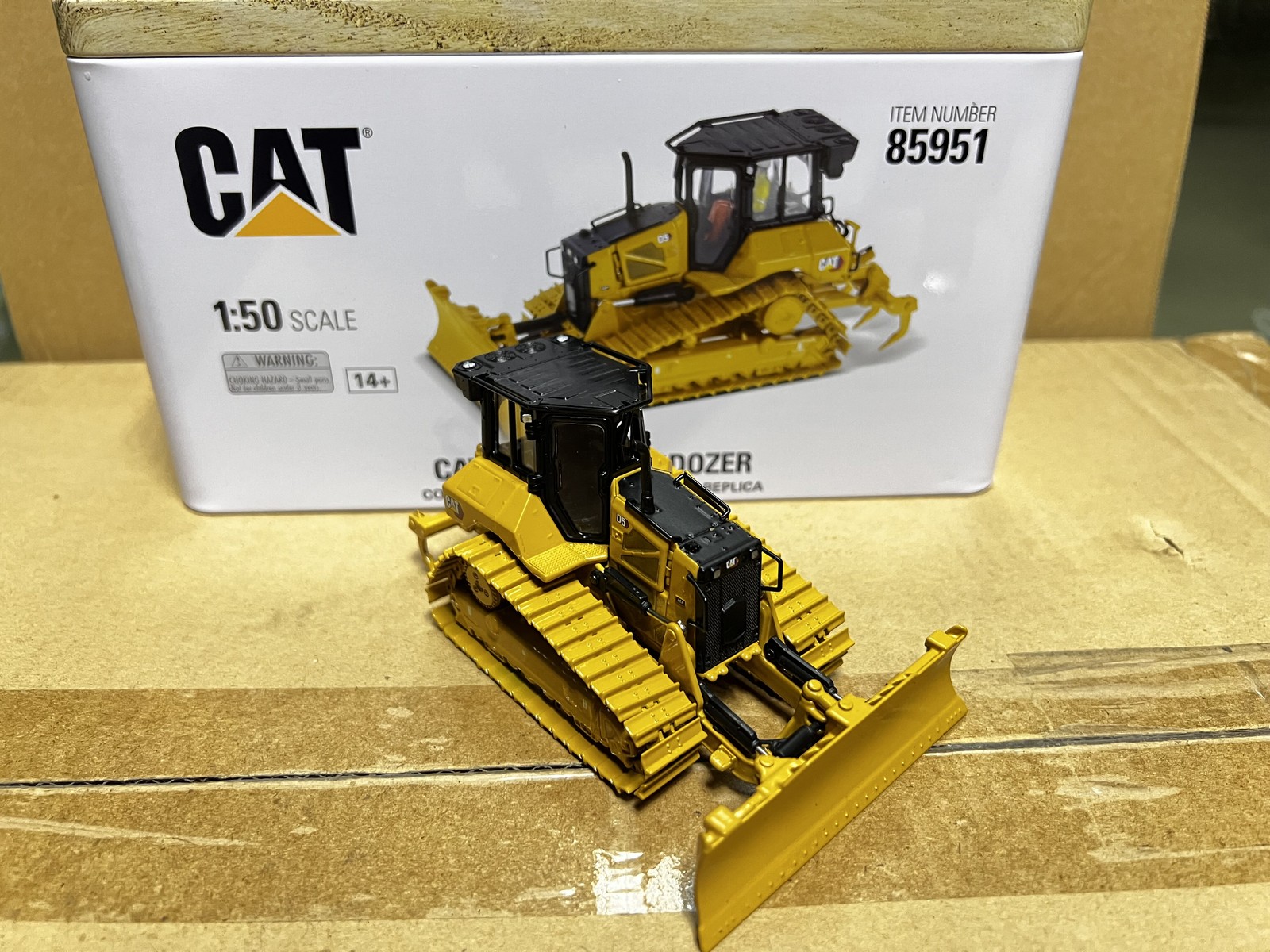 DM 1:50 CAT D5 LGP Caterpillar tracked bulldozer vehicle shovel model 85951