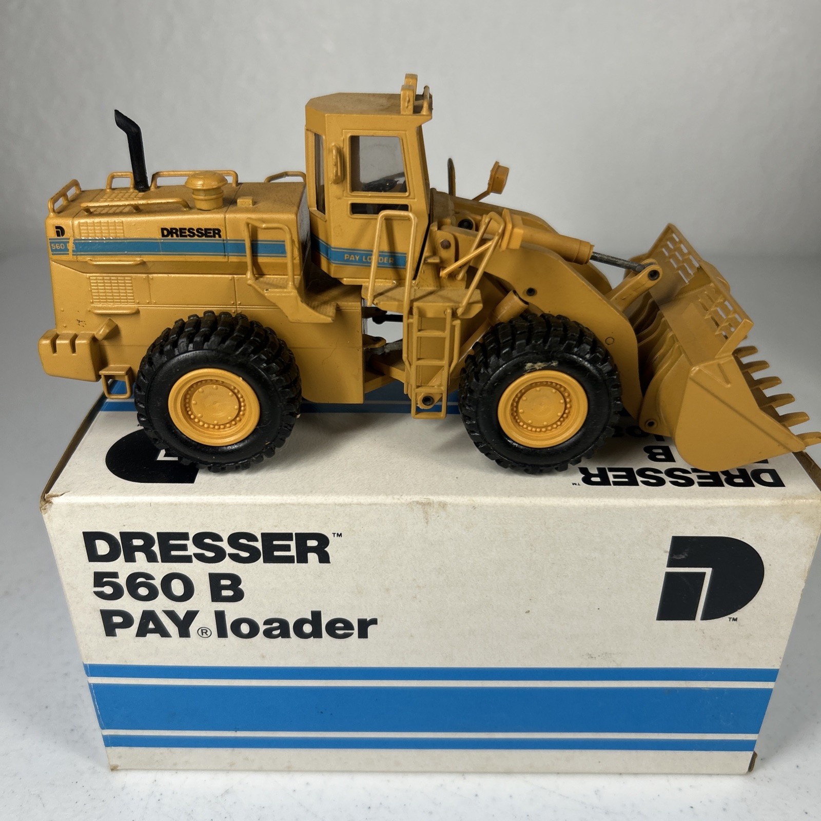 Dresser 560B Loader 1/50 Conrad #2420 N.MIB