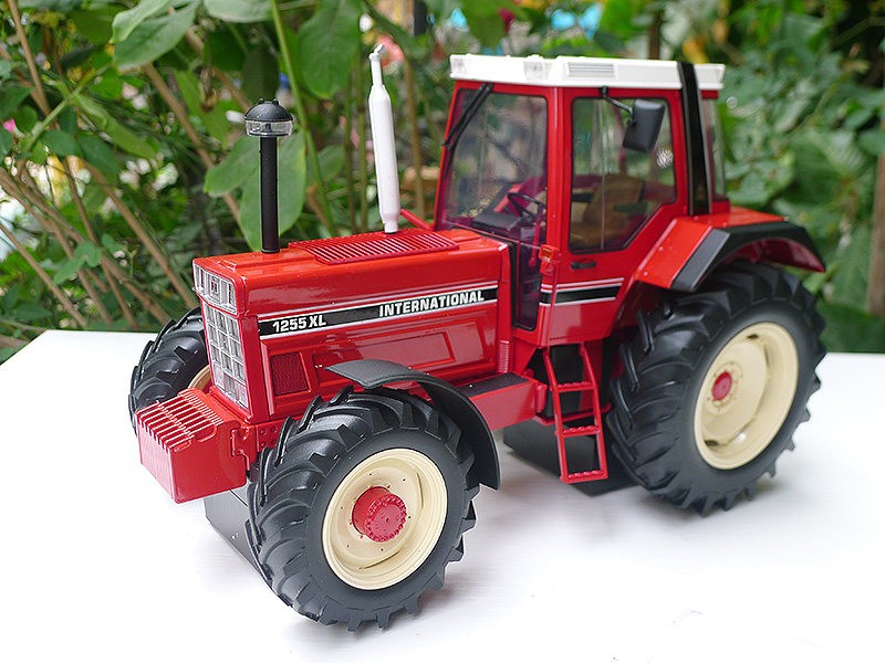 1:16 UH International 1255 XL Tractor Farm Vehicle Machinery Diecast Alloy Model