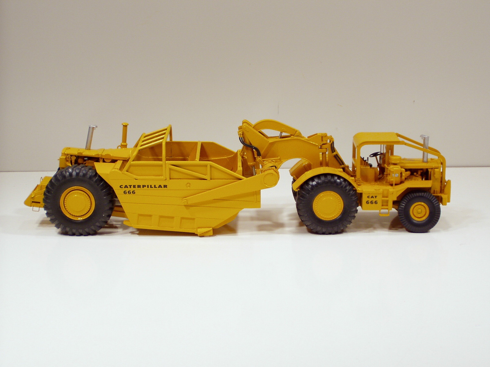 Caterpillar 666 Scraper w/ Long ROPS & High Sides – 1/50 – RR Models of France