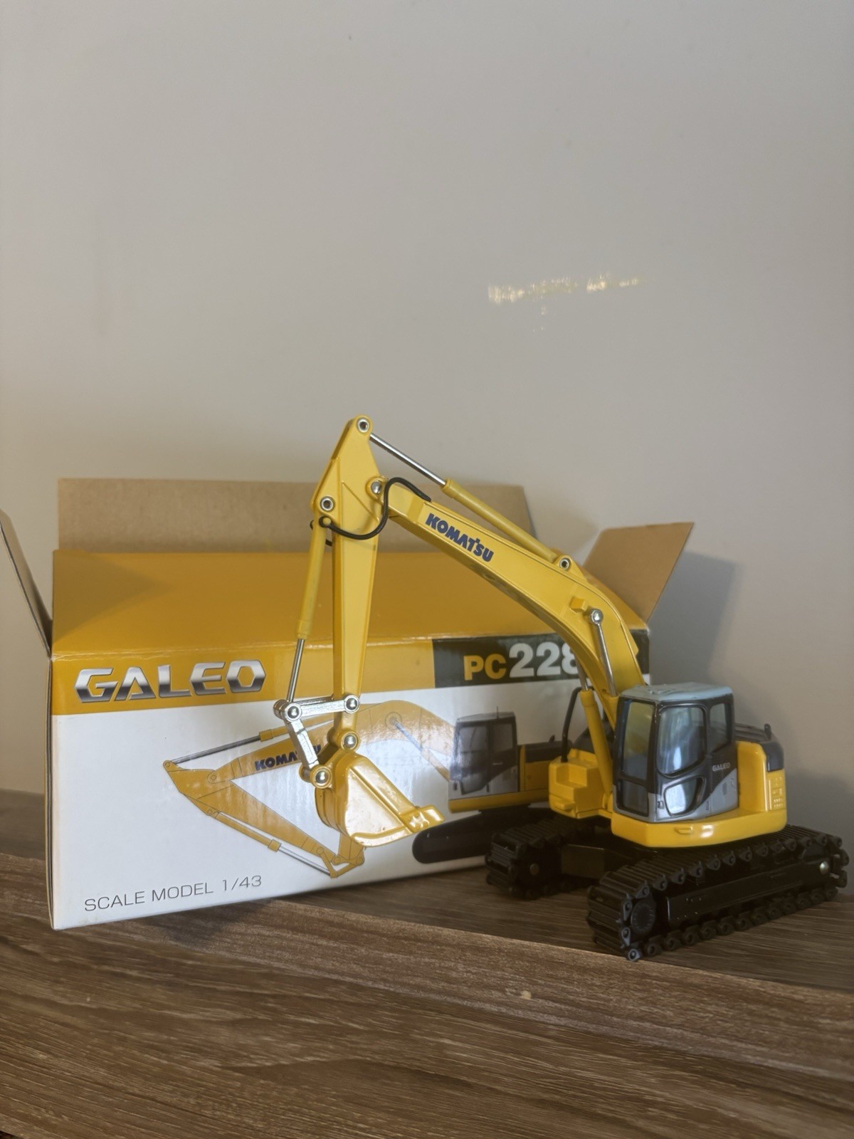 Komatsu Galeo PC228US Excavator 1:43 Diecast Model w/ Box READ DESCRIPTION