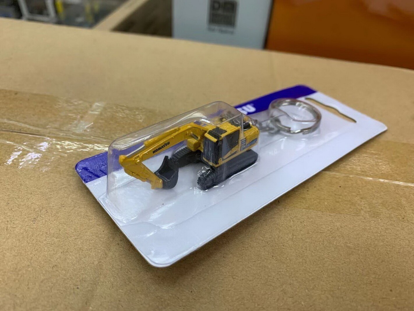 Universal Hobbies Komatsu HB215 Hybrid Excavator Diecast Key ring Key Fob UH5852