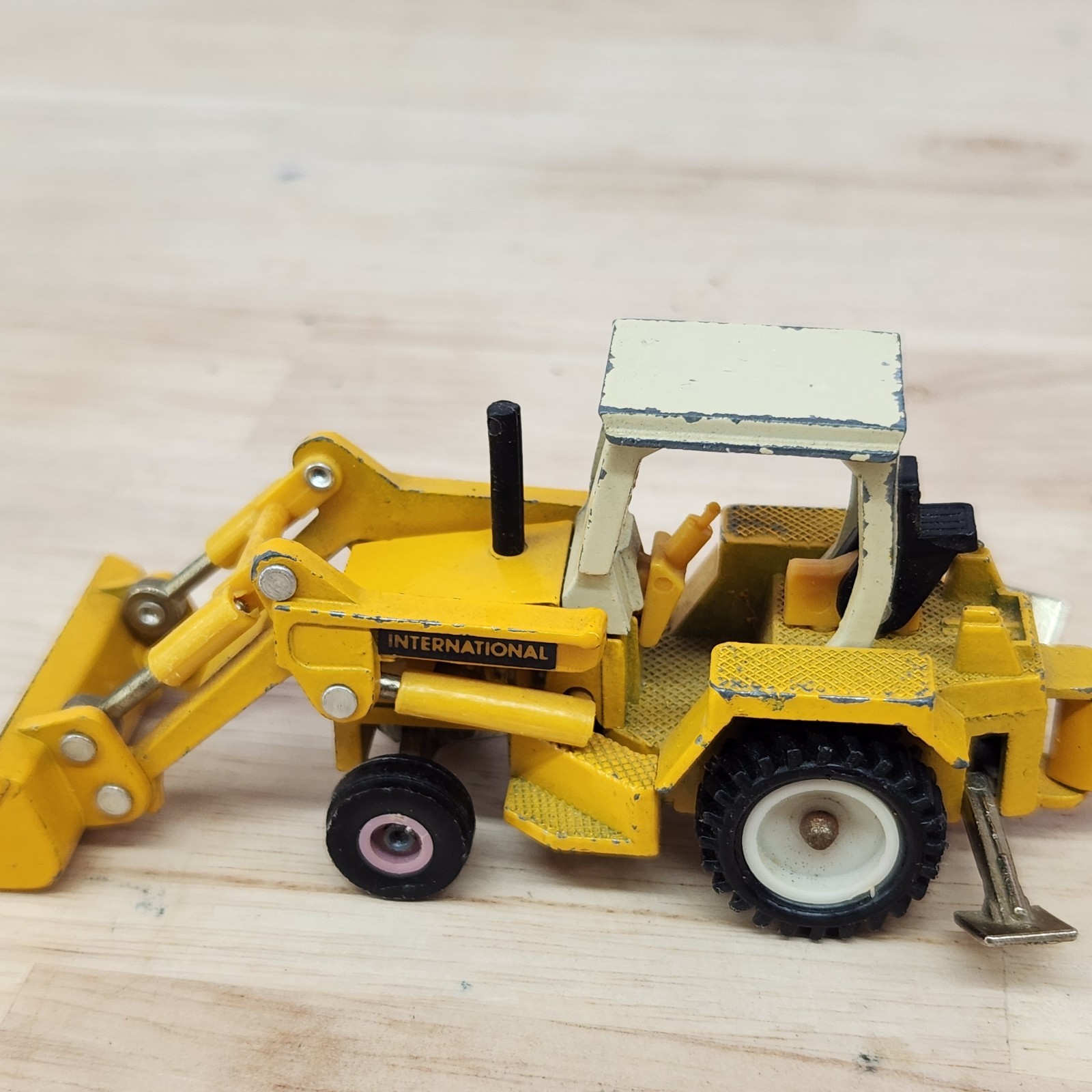 1:64 ERTL International Backhoe Loader Mighty Movers of the World