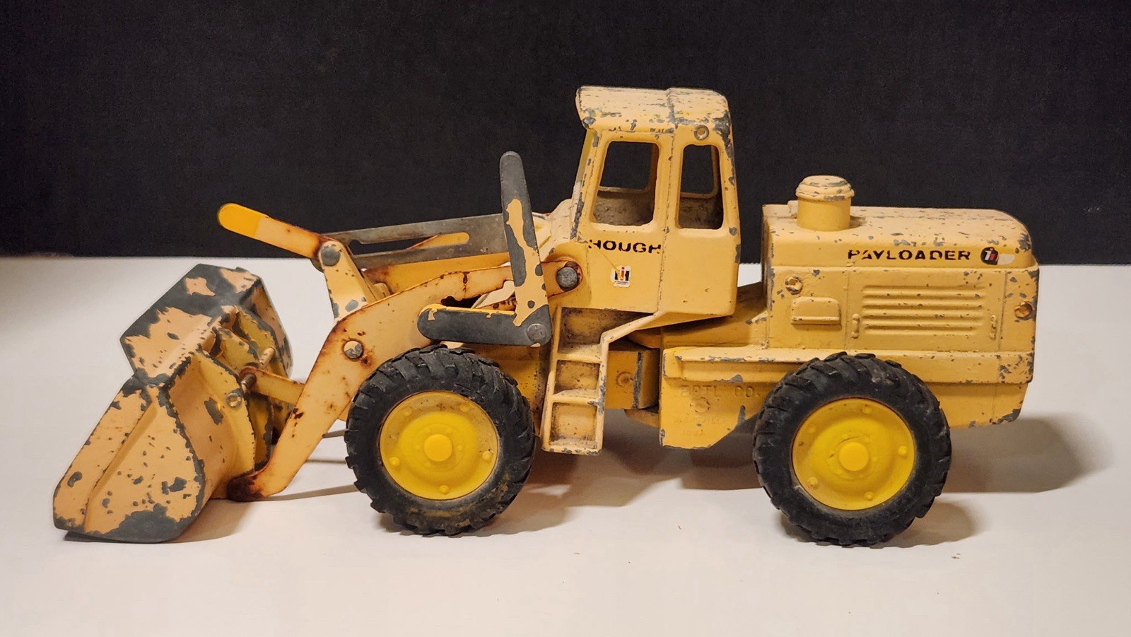 Vintage IH Payloader 10U Loader Toy 14” International Harvester Metal USA
