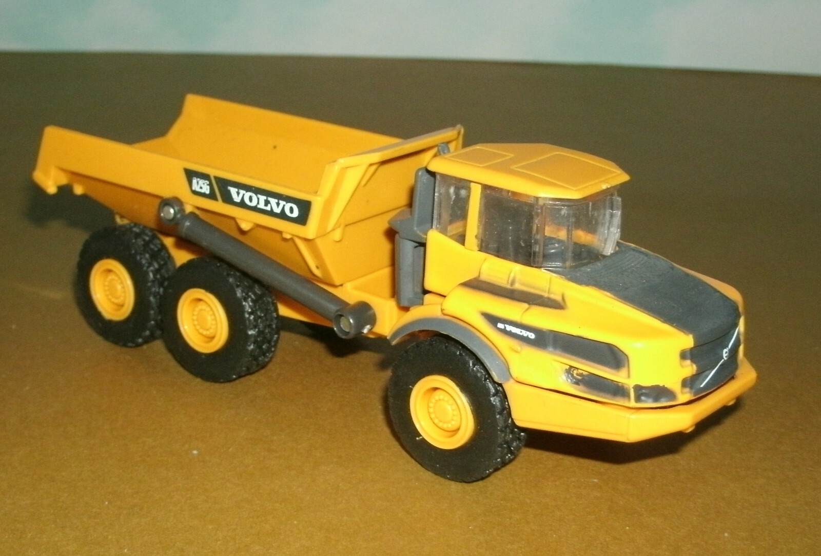 1/72 Scale Volvo A25G Articulated Hauler Dump Truck Plastic Toy (5.5″) New-Ray