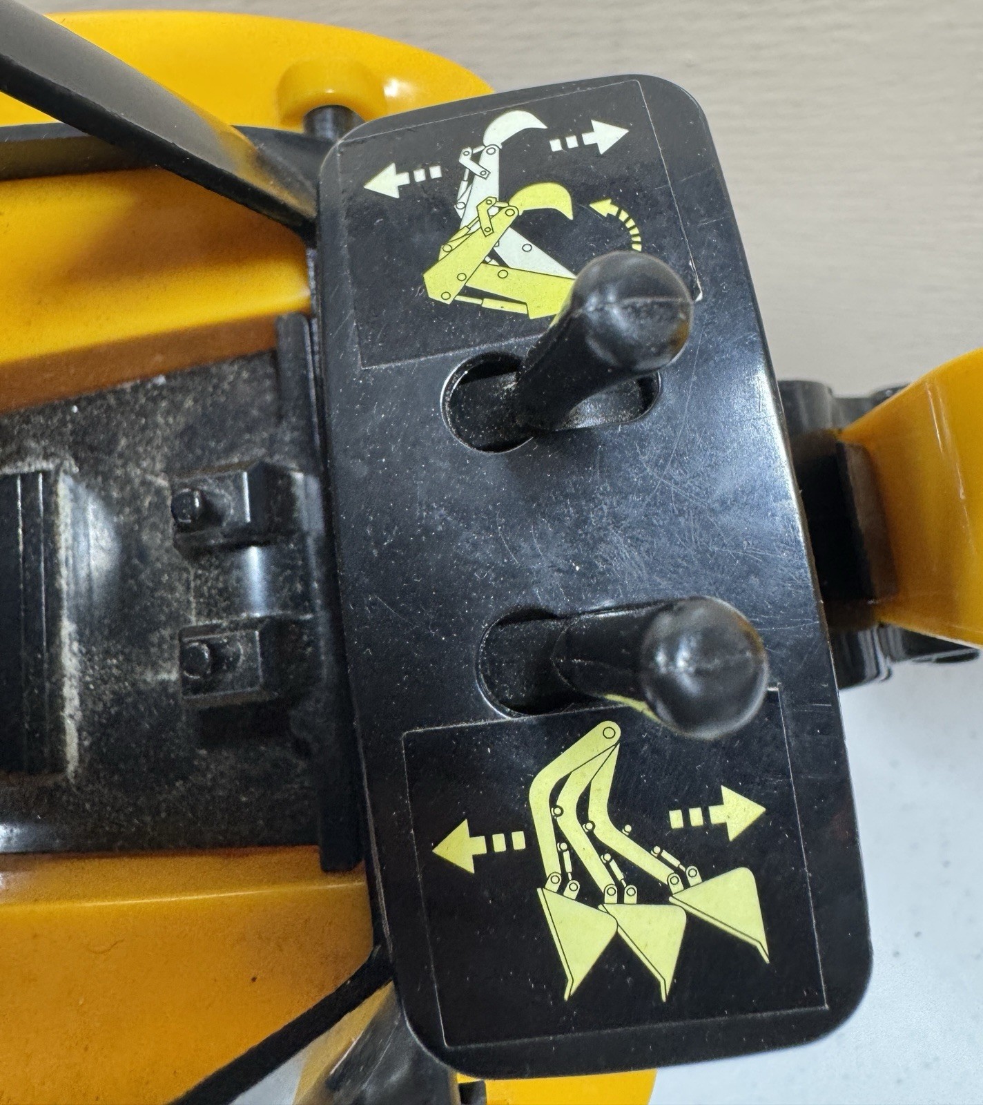 🍀 MD48 Yellow Black Backhoe Loader Construction Toy Vehicle with Working Arms