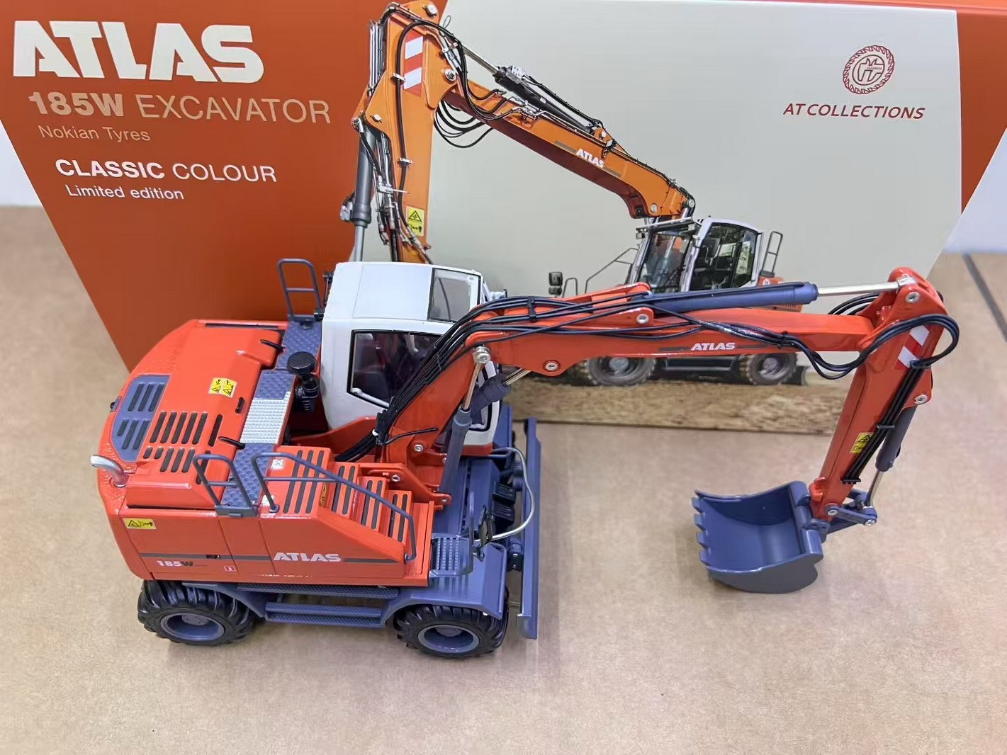 AT Collections 1/32 Scale ATLAS 185W Wheel Excavator Classic DieCast Model