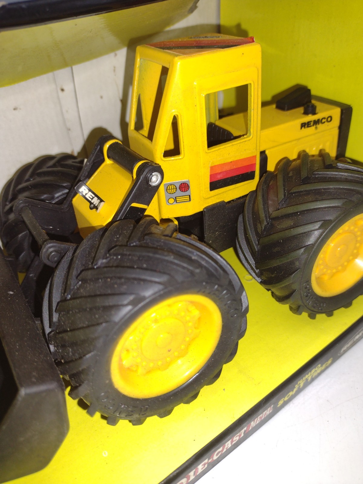 Vintage 1996 Remco Tuff Ones Front Loader Tractor Jumbo Soft Tires NEW In Box