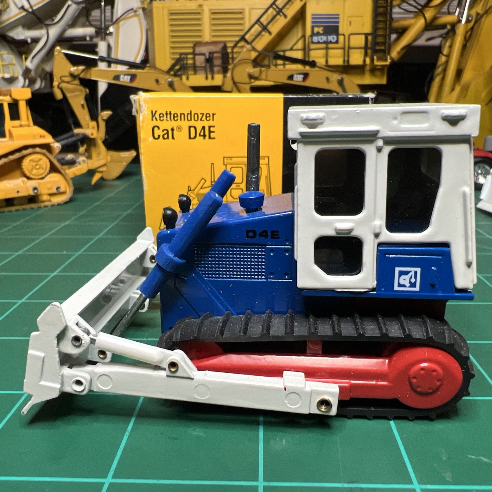 Caterpillar Cat D4E Dozer – NZG 1:50 Scale Quakernack Diecast Model #205