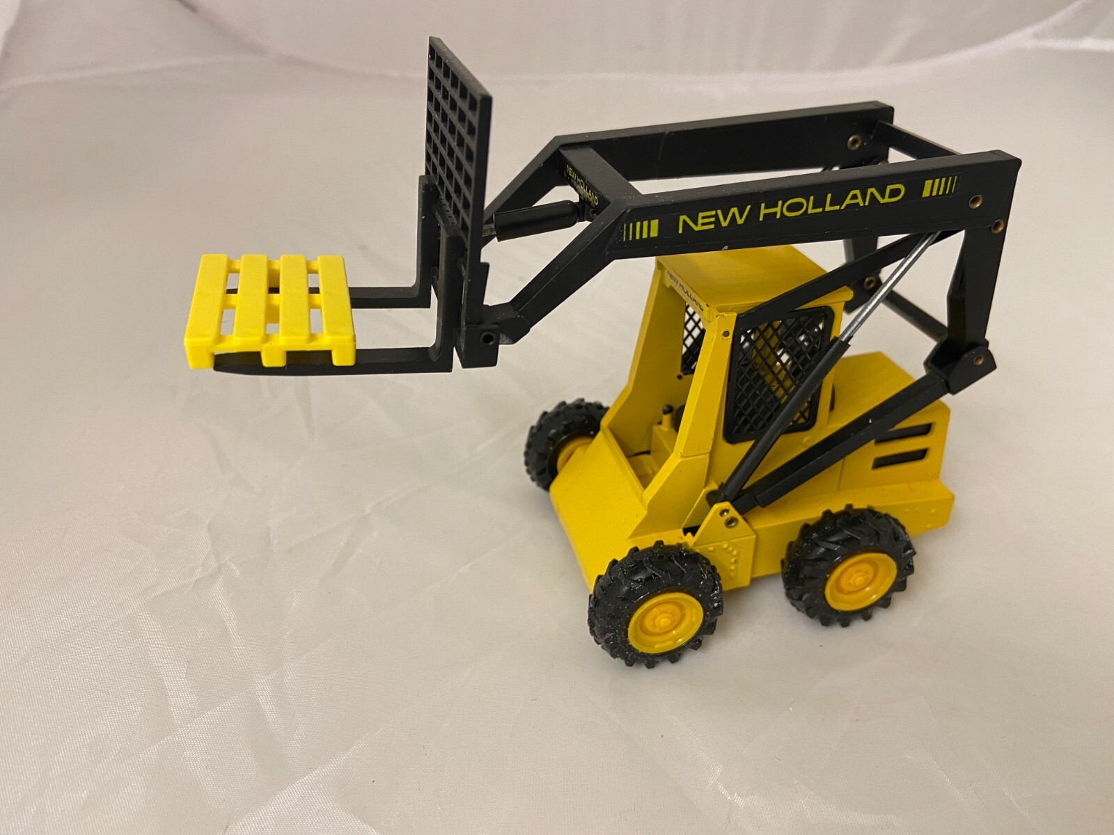 NZG No. 276 New Holland Super Boom Loader – 1:25 scale