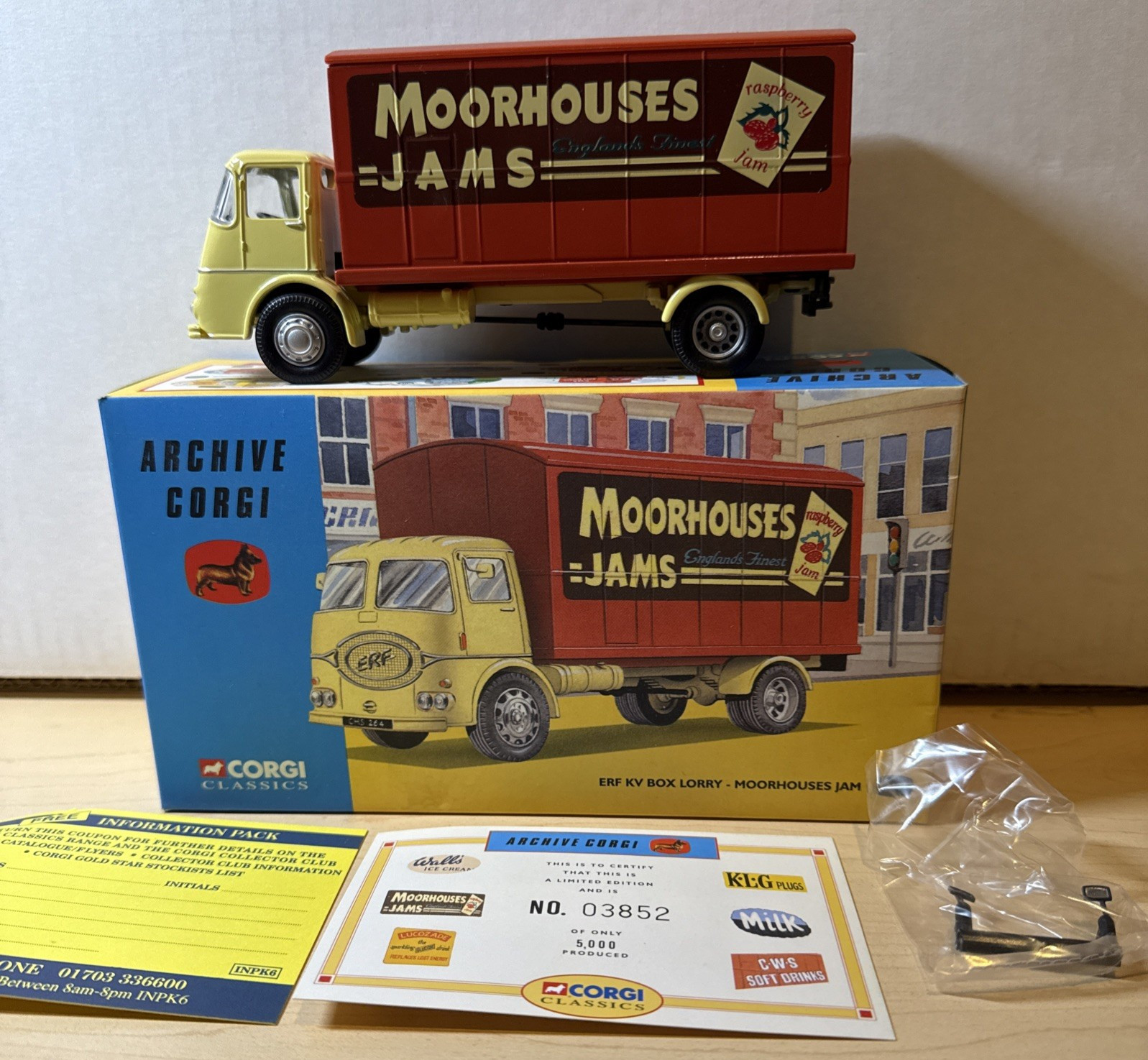 Corgi Classics #11101 ERF BV Box Lorry Moorhouses Jam Archive Corgi 1:50