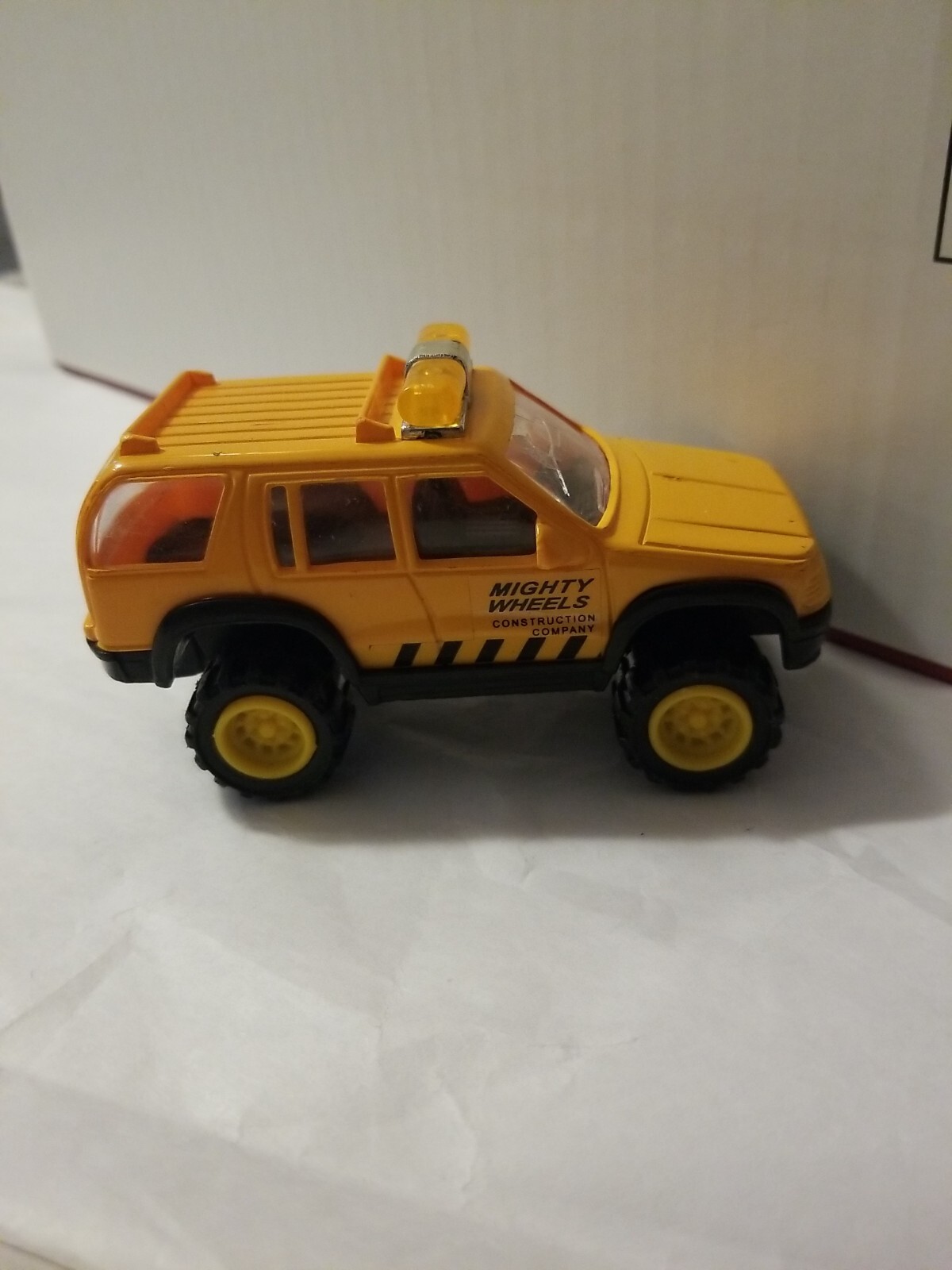 Toy Mighty Wheels Construction Company 4wd SUV Yellow plastic 4″ Long truck.