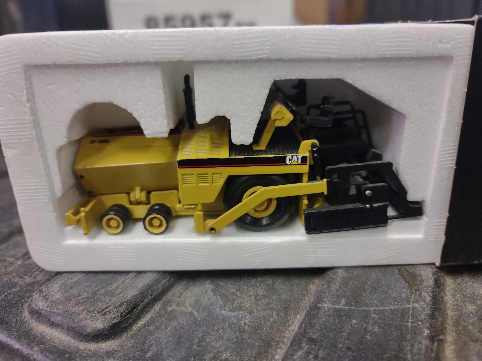 NZG 1:50 Caterpillar AP-1000 Asphalt Paver