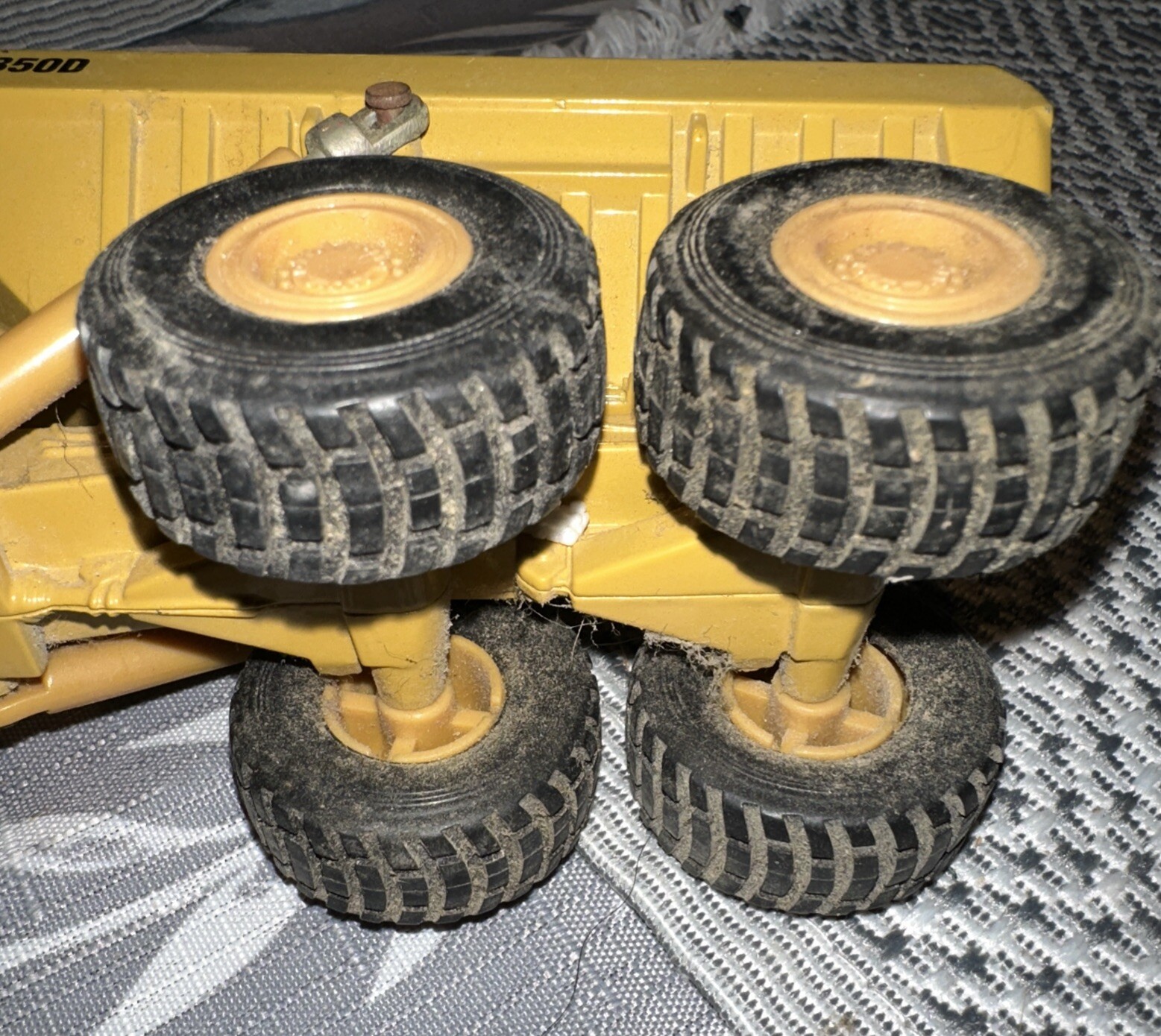 Cat Caterpillar D350D Articulated Dump Truck Diecast Ertl 2431 1992 Yellow