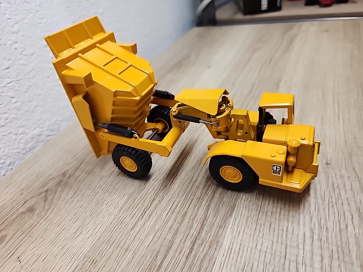 JOAL Caterpillar Cat 631D Heavy Tipping Dump Truck, Scale 1:50