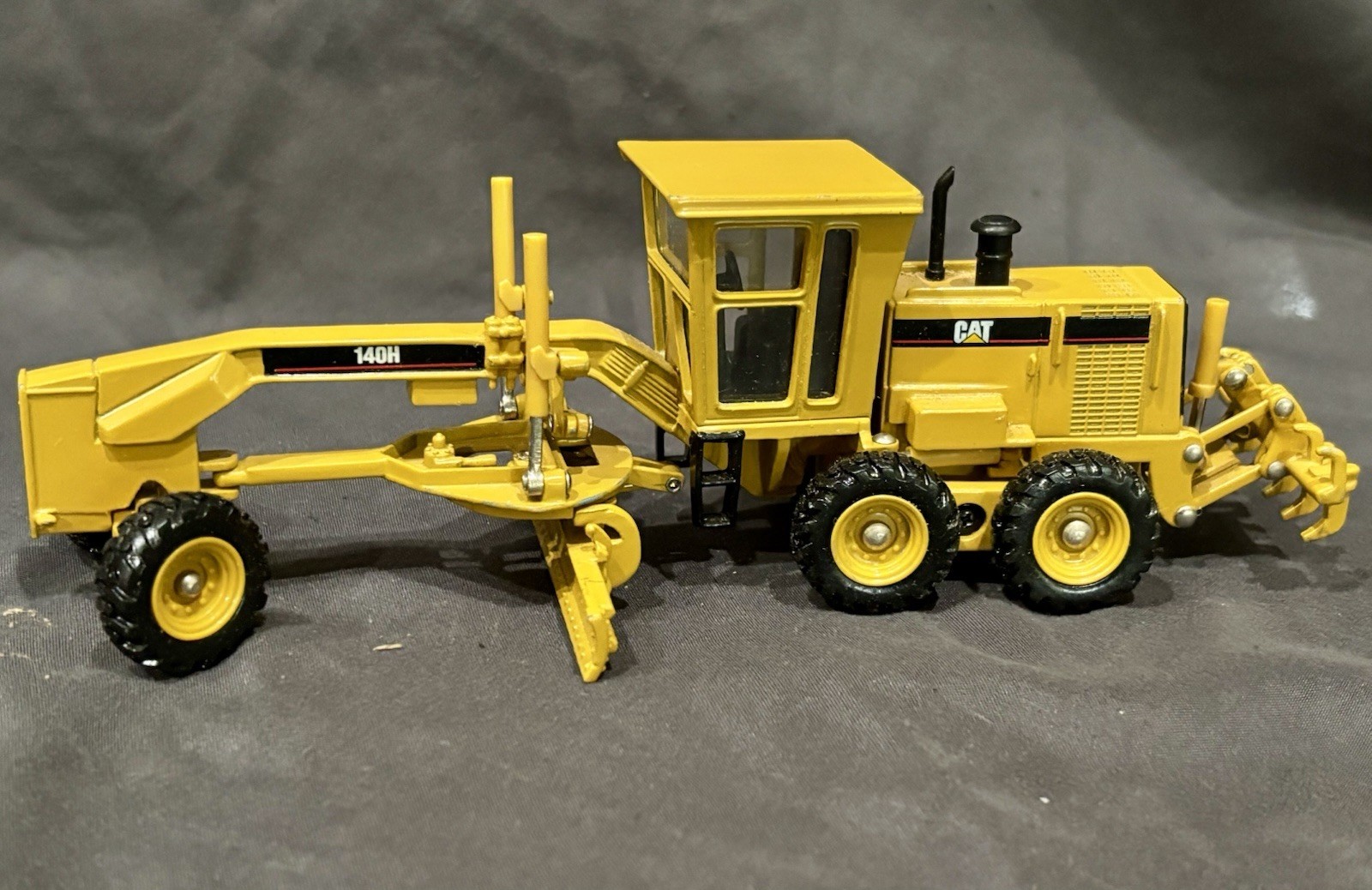 Norscot CAT Caterpillar 140H Motor Grader Diecast 1:50 Extreme Detail No Box