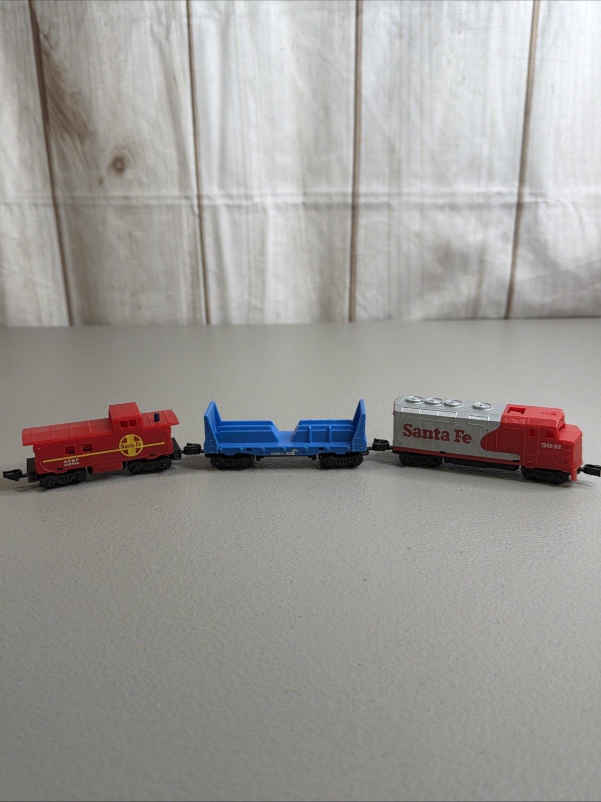 Hot Wheels Railroad Sto & Go Freight Yard Train Track 1983 Santa Fe Box Cars