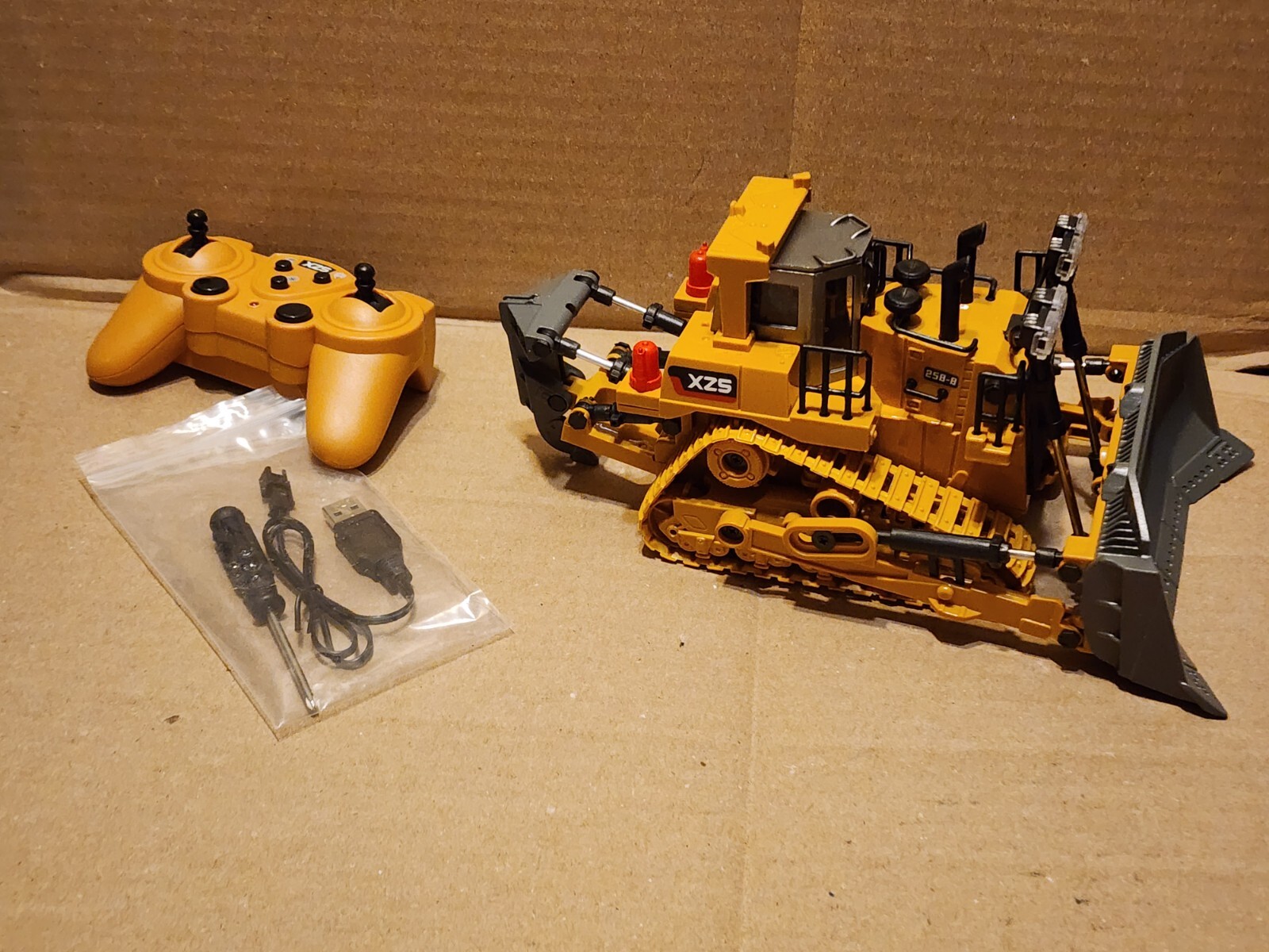 Track-Type Tractor 1:24 Scale Model Real Replicas 9CH Remote Control Sound Light