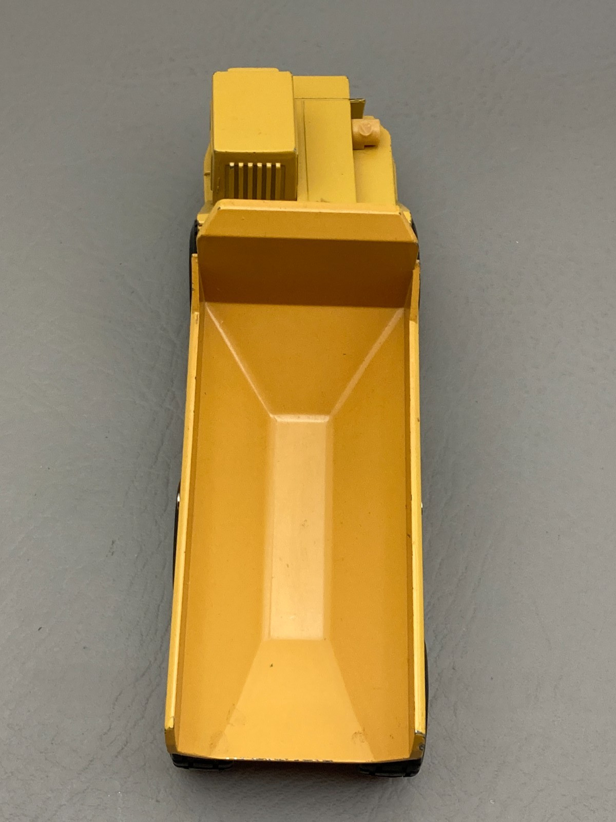 ERTL Caterpillar D350D Articulated Dump Truck Model 2431 1:50 Scale Collectible
