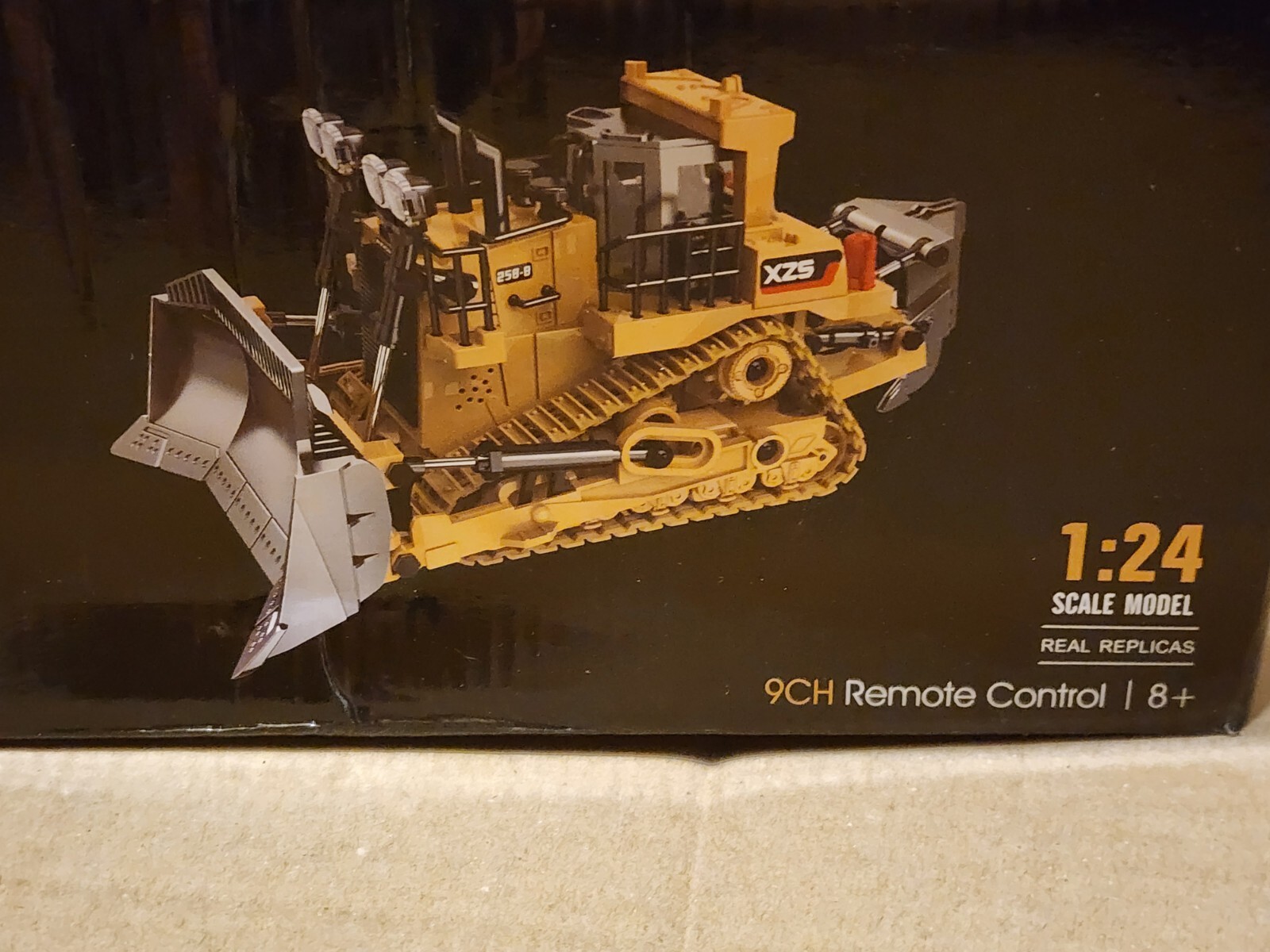 Track-Type Tractor 1:24 Scale Model Real Replicas 9CH Remote Control Sound Light