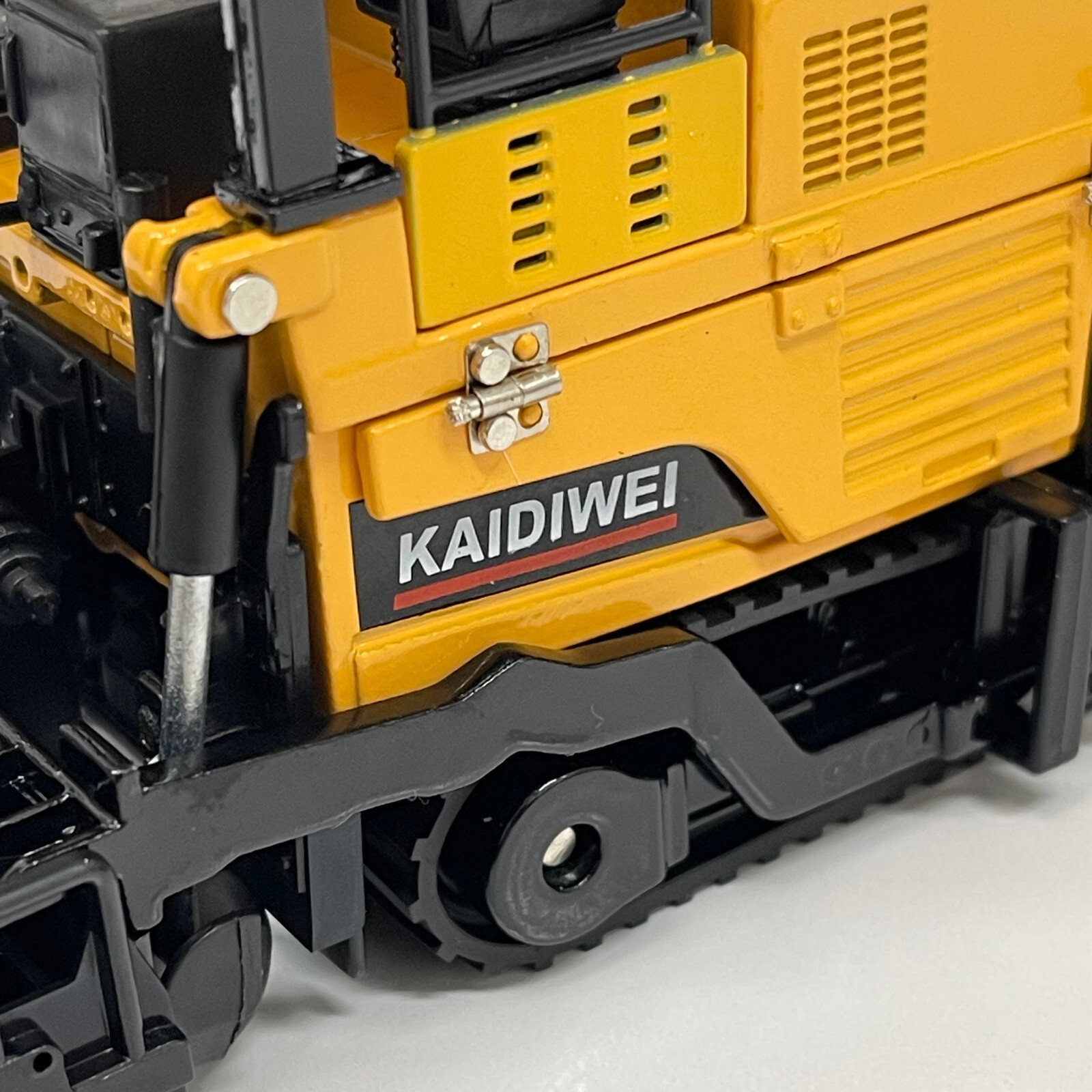 Die Cast 1:40 Scale Crawler Road Asphalt Paver Construction Replica Model Yellow