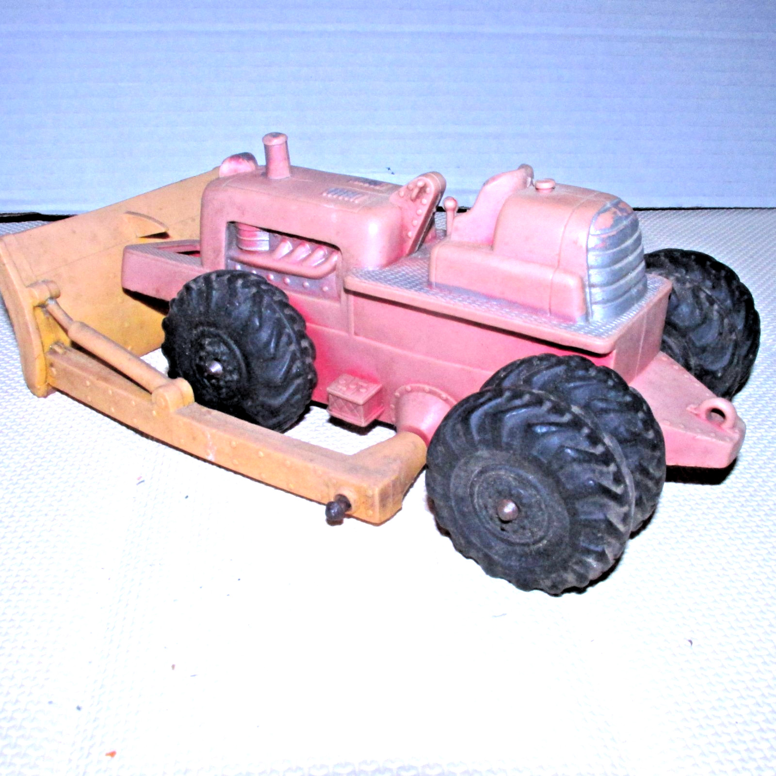 Vintage Auburn Rubber 7 1/2″ Tractor Bulldozer 6 wheel Fading USA
