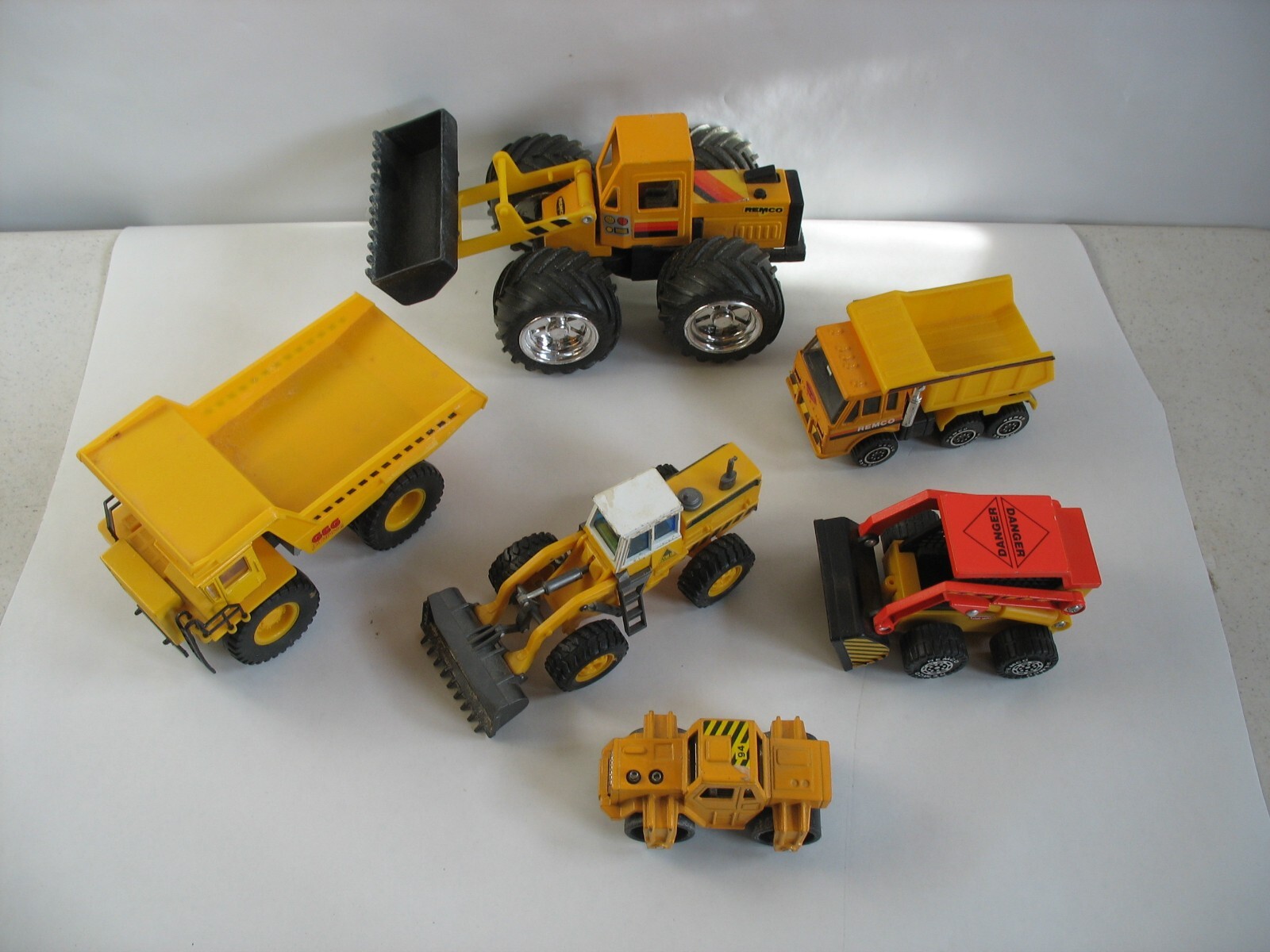 Lot 6 Vintage Remco Tootsie toy & others Construction vehicles toys