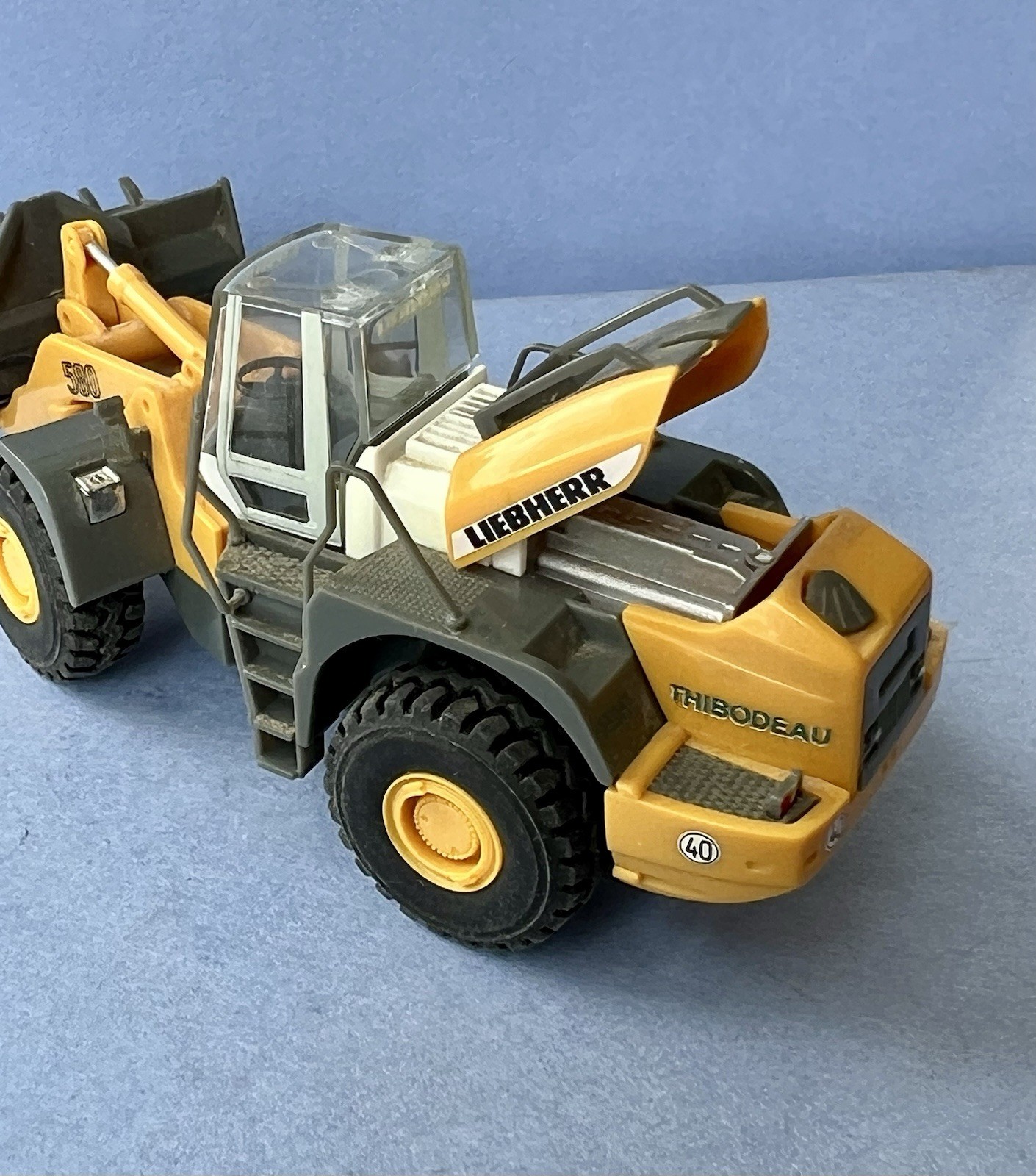 HO 1:87 Herpa # 148122 Liebherr L 580 Wheeled Loader w/ two 1:87 constr. workers