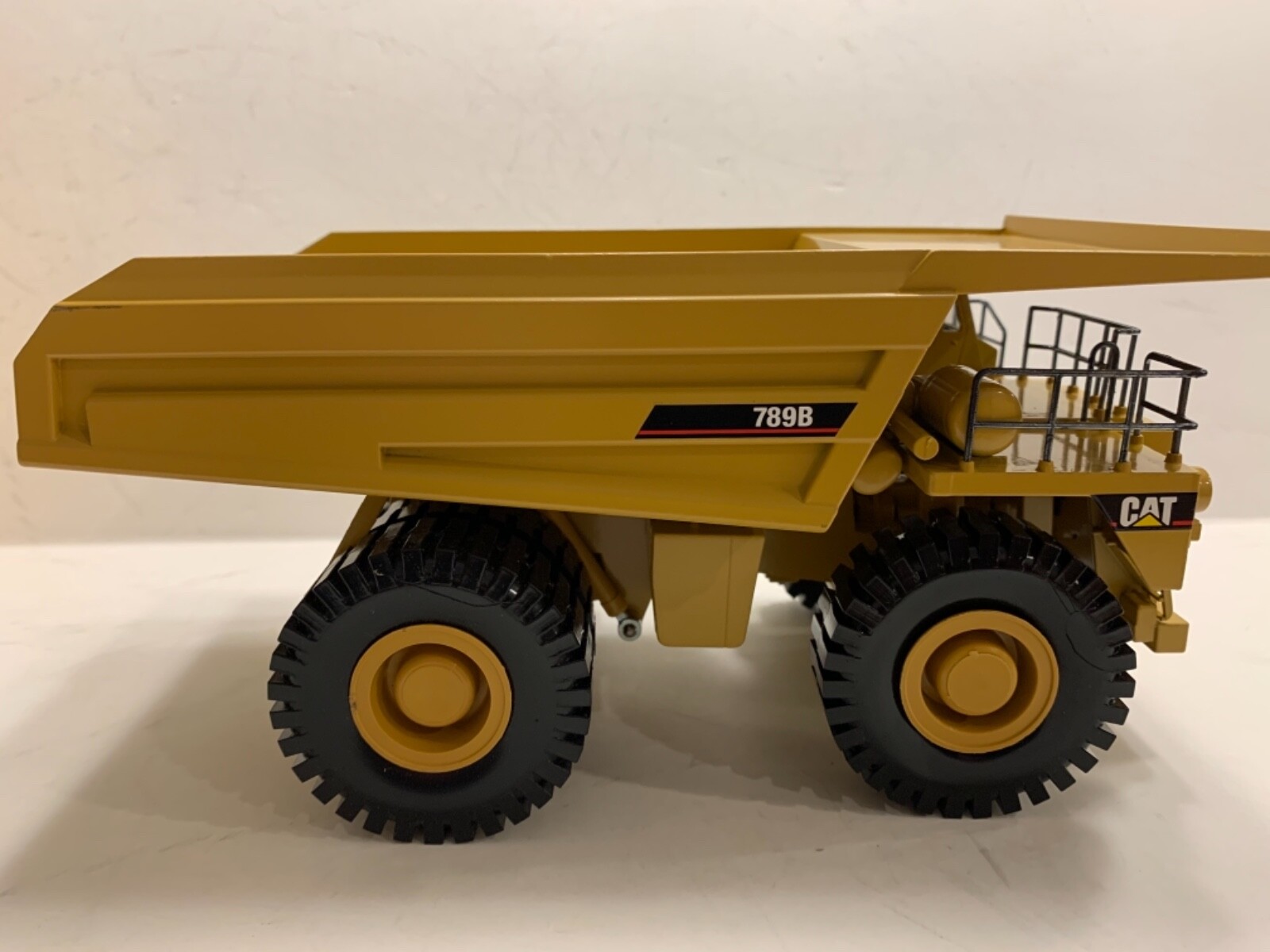 NZG Conrad CATERPILLAR CAT 789B Off-Highway Dump Truck Official Launch Edition