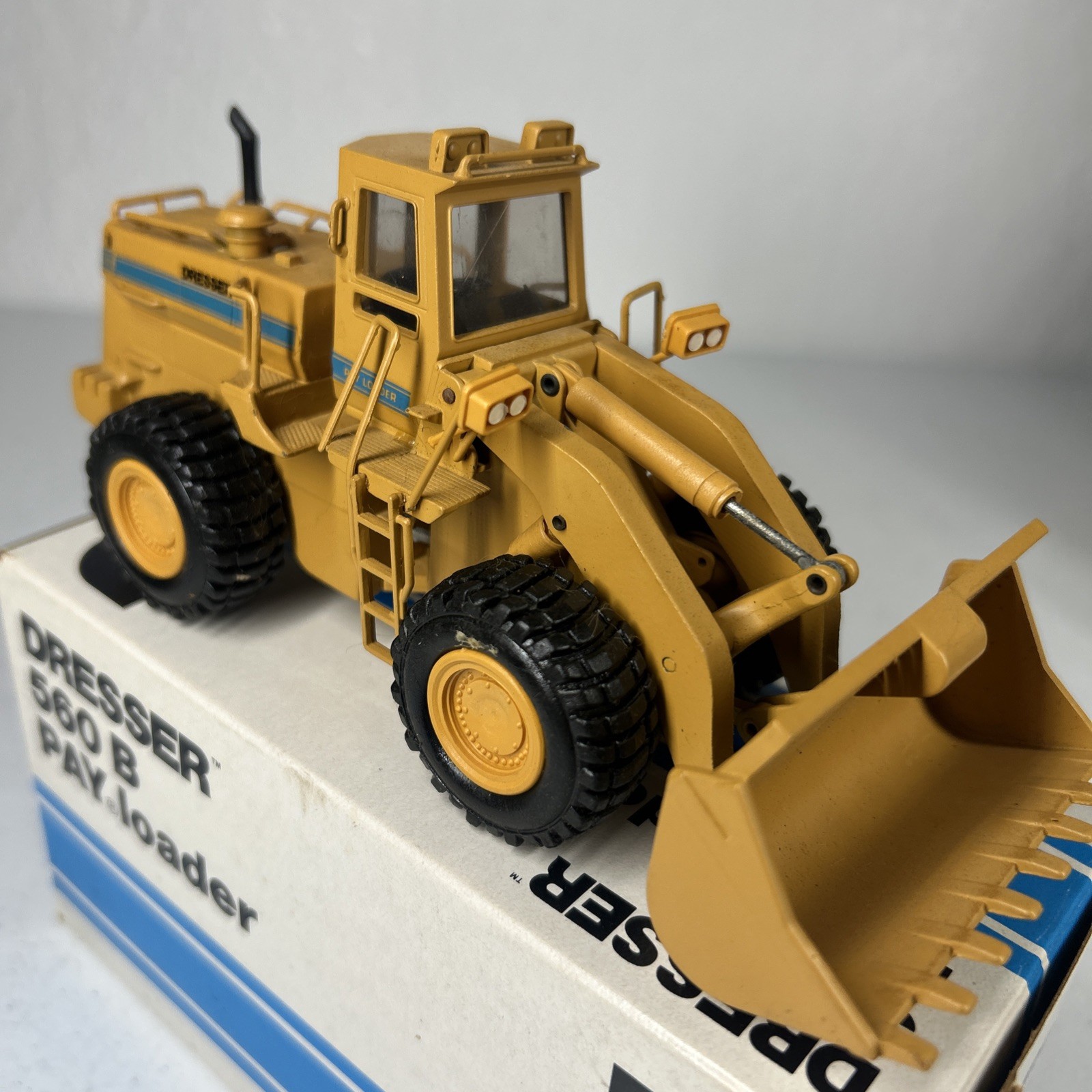 Dresser 560B Loader 1/50 Conrad #2420 N.MIB