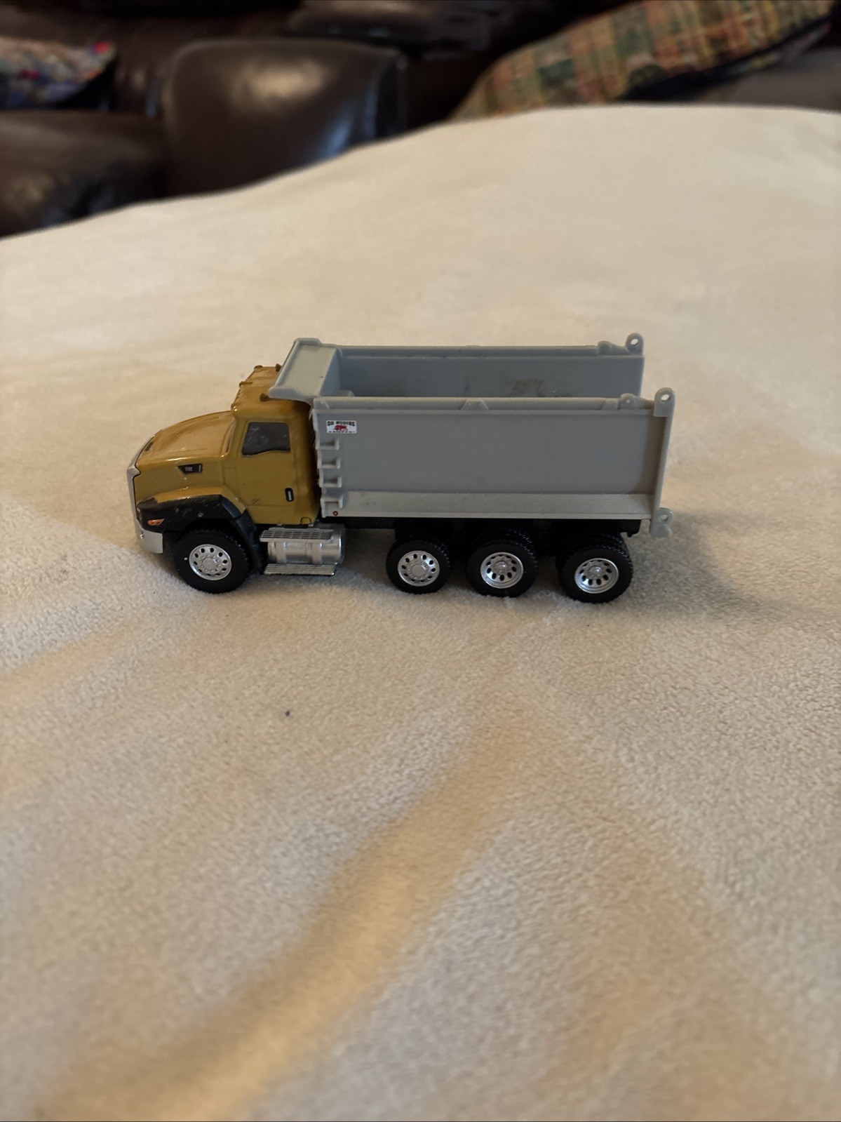 CAT Caterpillar CT660 Dump Truck 1:64 Scale Model – Diecast Masters 84643CS