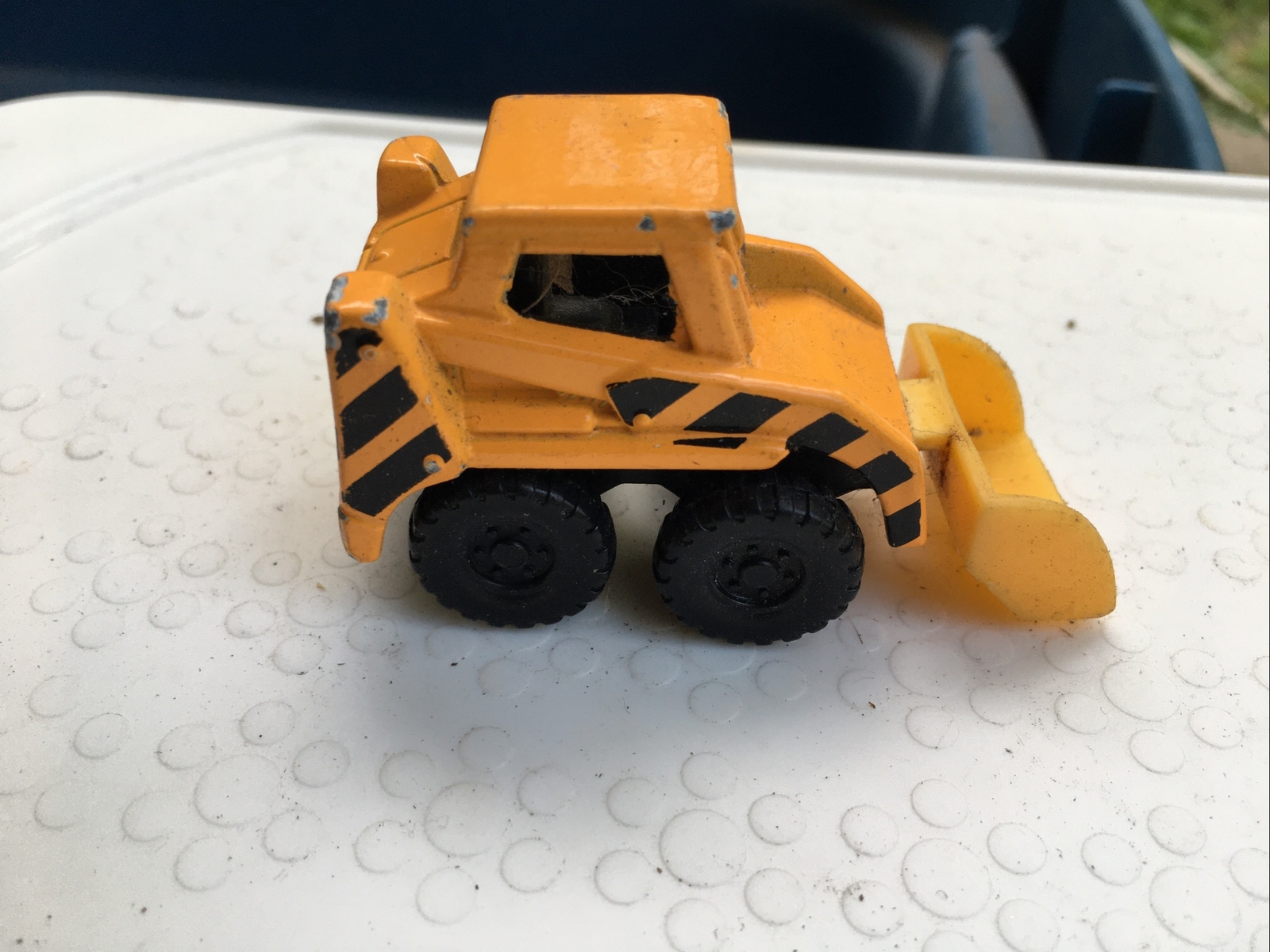 MAISTO Little Loader Heavy Lift Utility Work Truck Yellow Plow Shovel Toy car