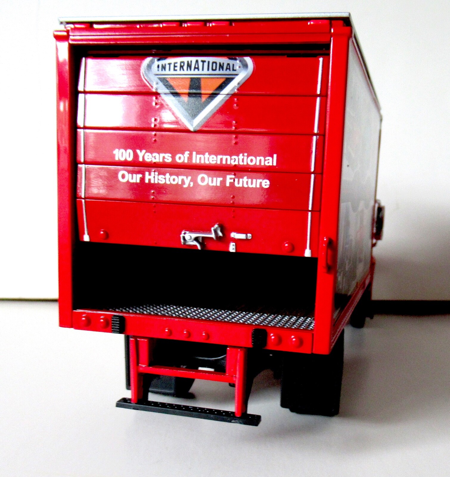 FIRST GEAR 19-2935 INTERNATIONAL 4400 SERIES COLLECTOR’S EDITION DRY GOODS VAN