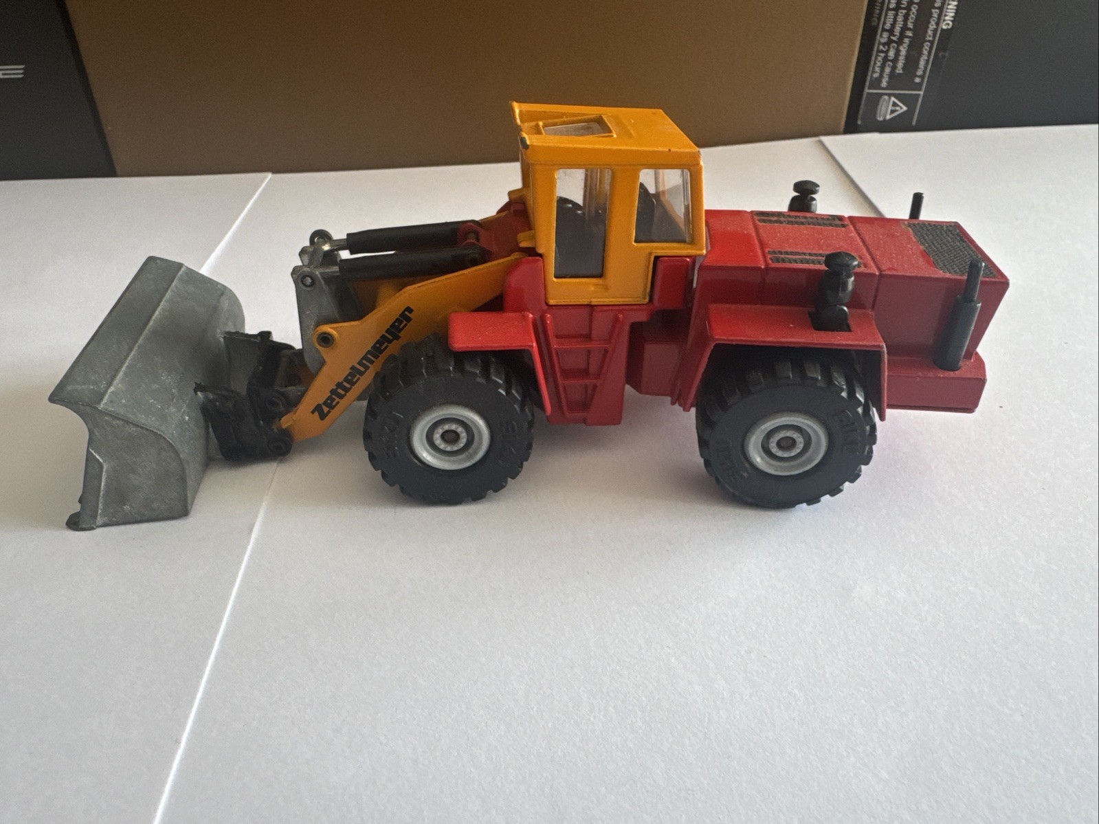 SIKU 1:55 Scale Zettemeyer Front Loader. Free Shipping