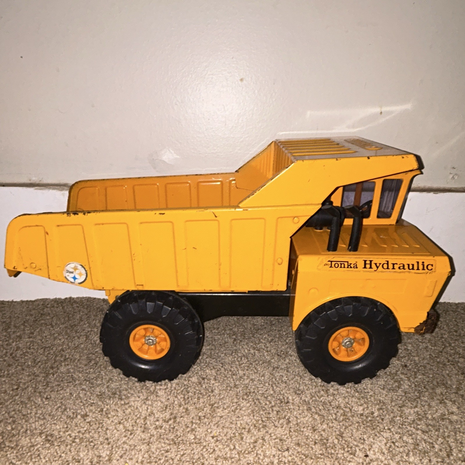 Tonka Yellow/Black Pressed Steel Hydraulic Dump Truck w/ Hydraulic Dump Bed