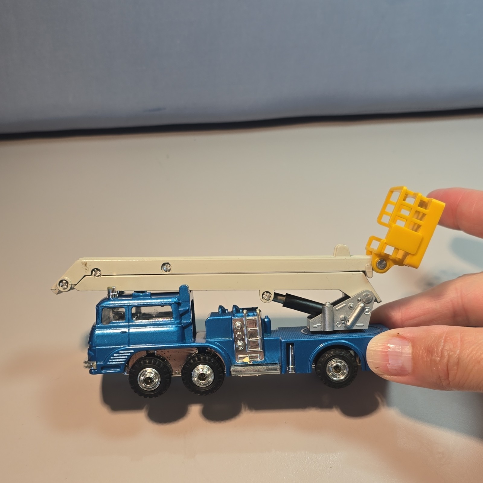 Shinsei Mini Power Ford F-7000 Cherry Picker Crane 1:55 Diecast Japan Blue
