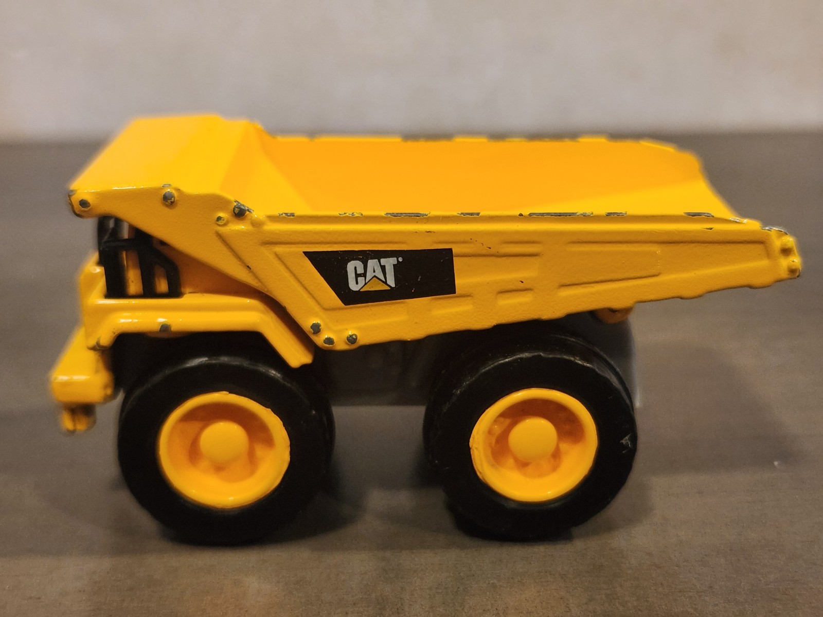 Caterpillar Cat 1:55 Scale Diecast Yellow Dump Truck Funrise 2019 82255 SEE DESC