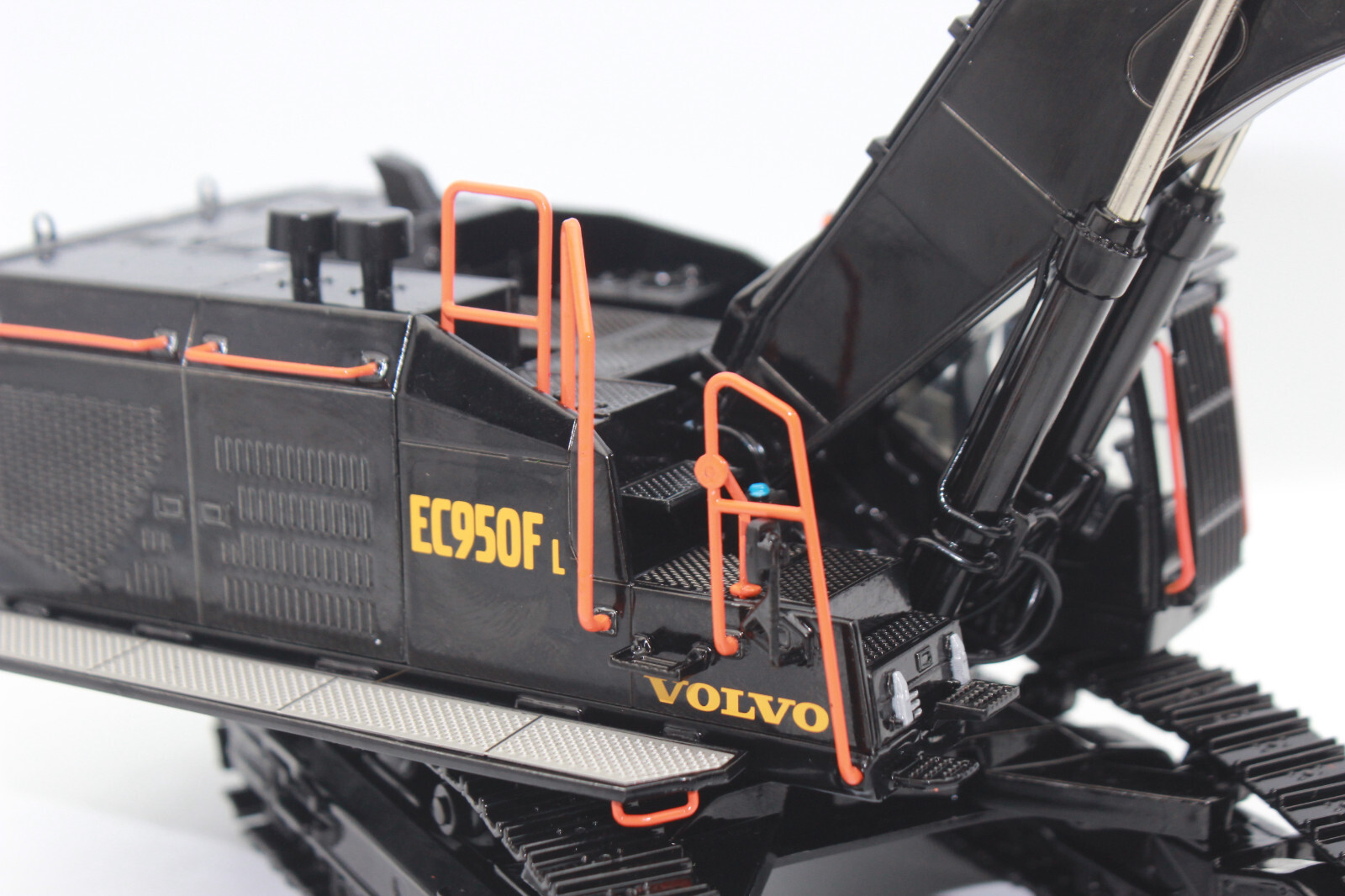 WSI 64-2013 Volvo Excavator BLACK EC 950 F Crawler Excavator 1:50 NEW OVP