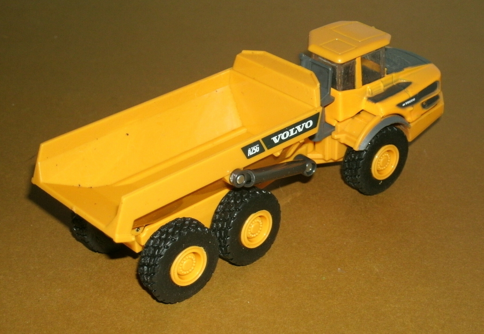 1/72 Scale Volvo A25G Articulated Hauler Dump Truck Plastic Toy (5.5″) New-Ray