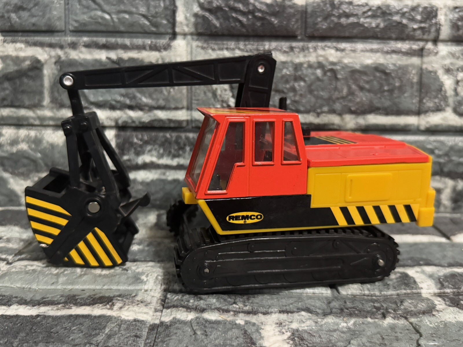 Vintage 1989 Remco Toy Bucket Excavator Construction Vehicle – Very Good Cond.
