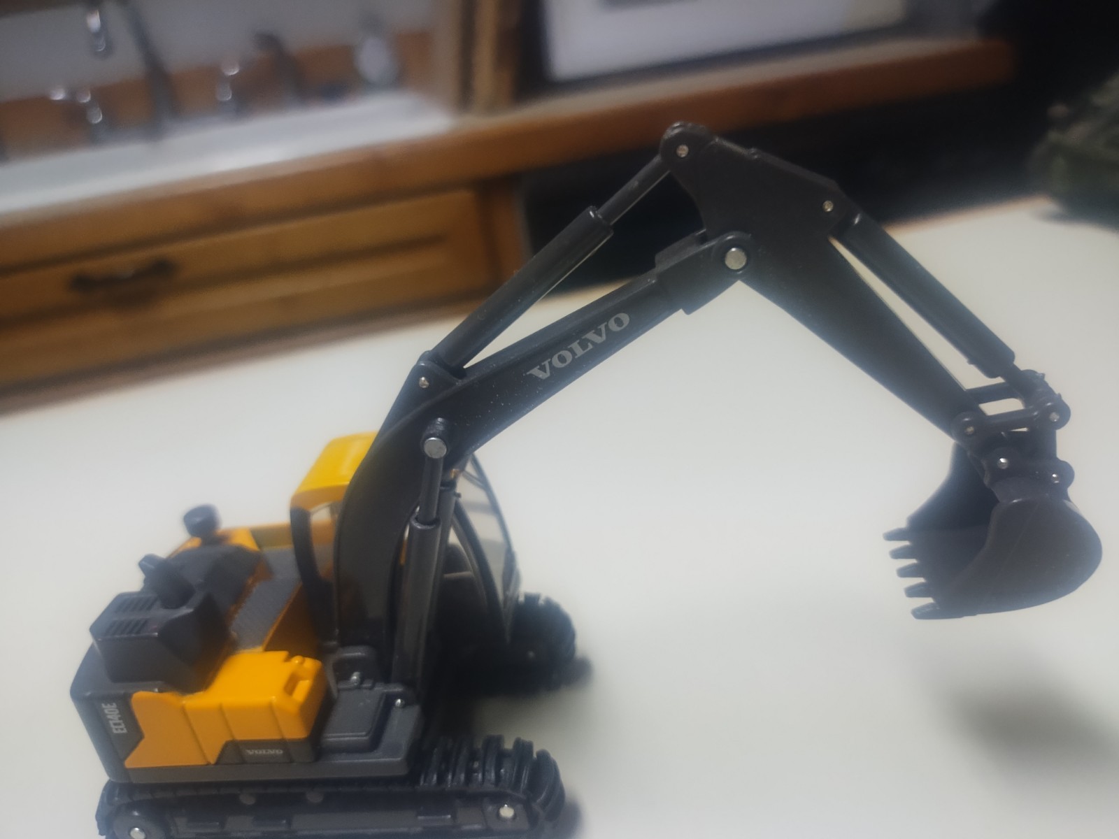 New Ray 1/64⁸ Volvo EC140E Excavator
