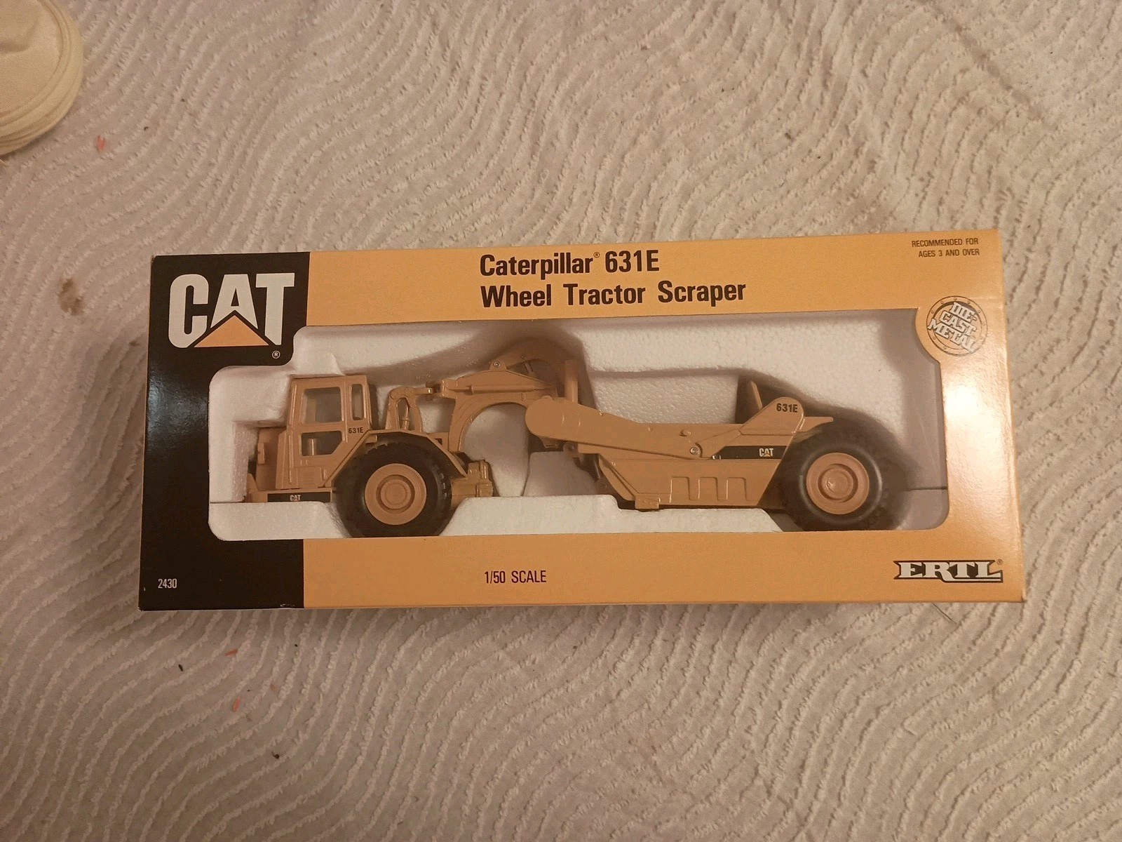 Caterpillar CAT 631E Wheel Tractor Scraper 2430 1:50 1992 ERTL Die-Cast