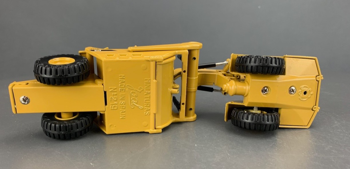 JOAL Diecast 1:70 CAT 631D Compact Wheel Tractor Scraper DC1702