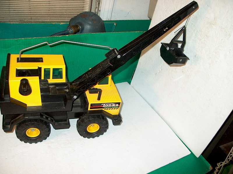 VINTAGE TONKA MIGHTY DIESEL CRANE W CLAM SHELL 1990 XMB 975 TIRES-NEVER USED
