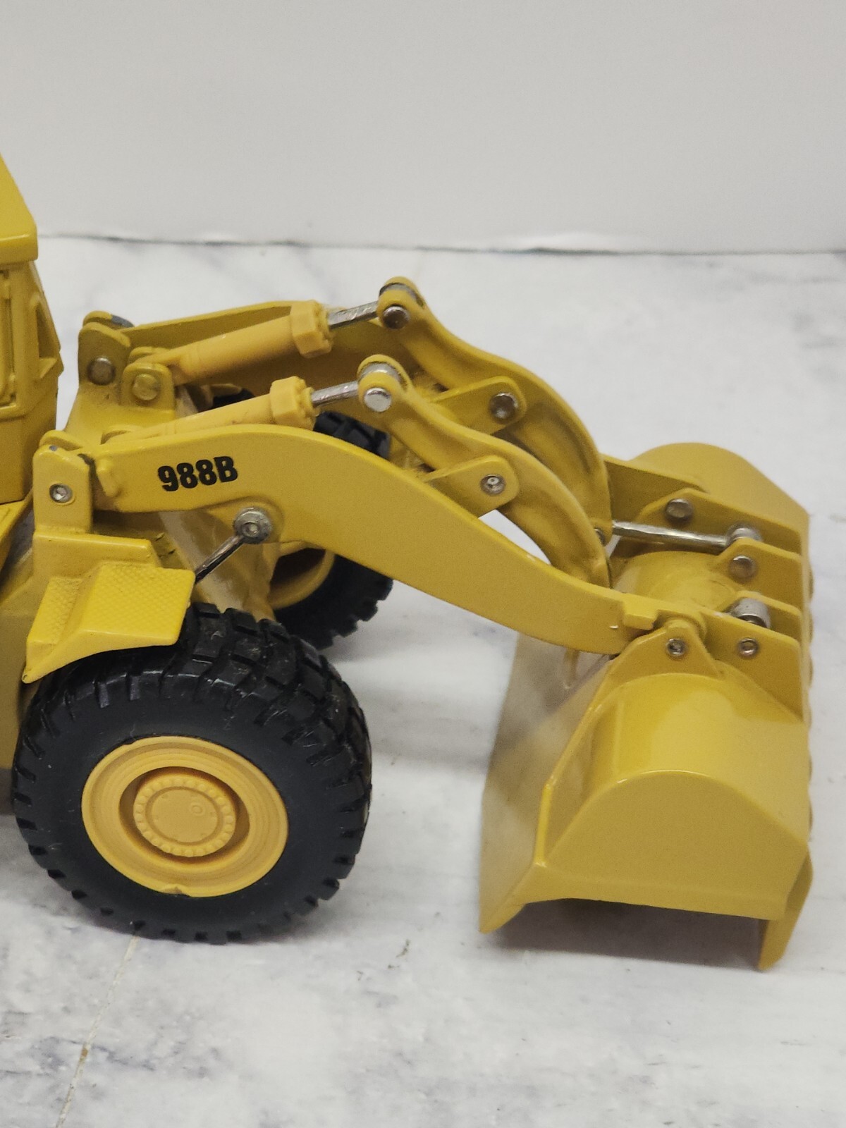 CAT 988 B ARTICULATED FRONT LOADER 1:50 Scale Die Cast by ERTL, CATERPILLAR
